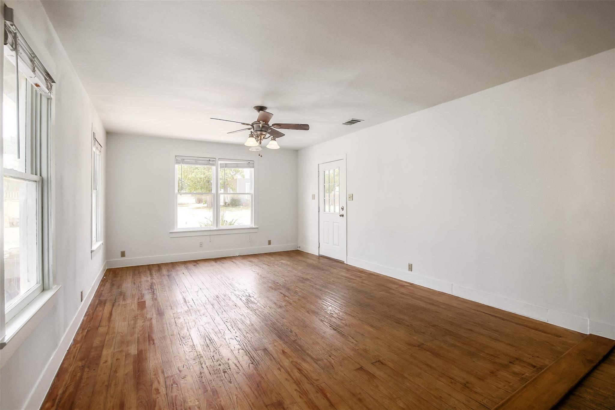 917 W 4th St, Taylor, TX 76574