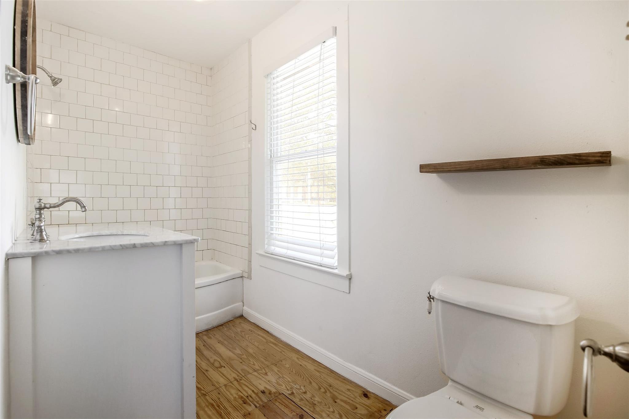 917 W 4th St, Taylor, TX 76574