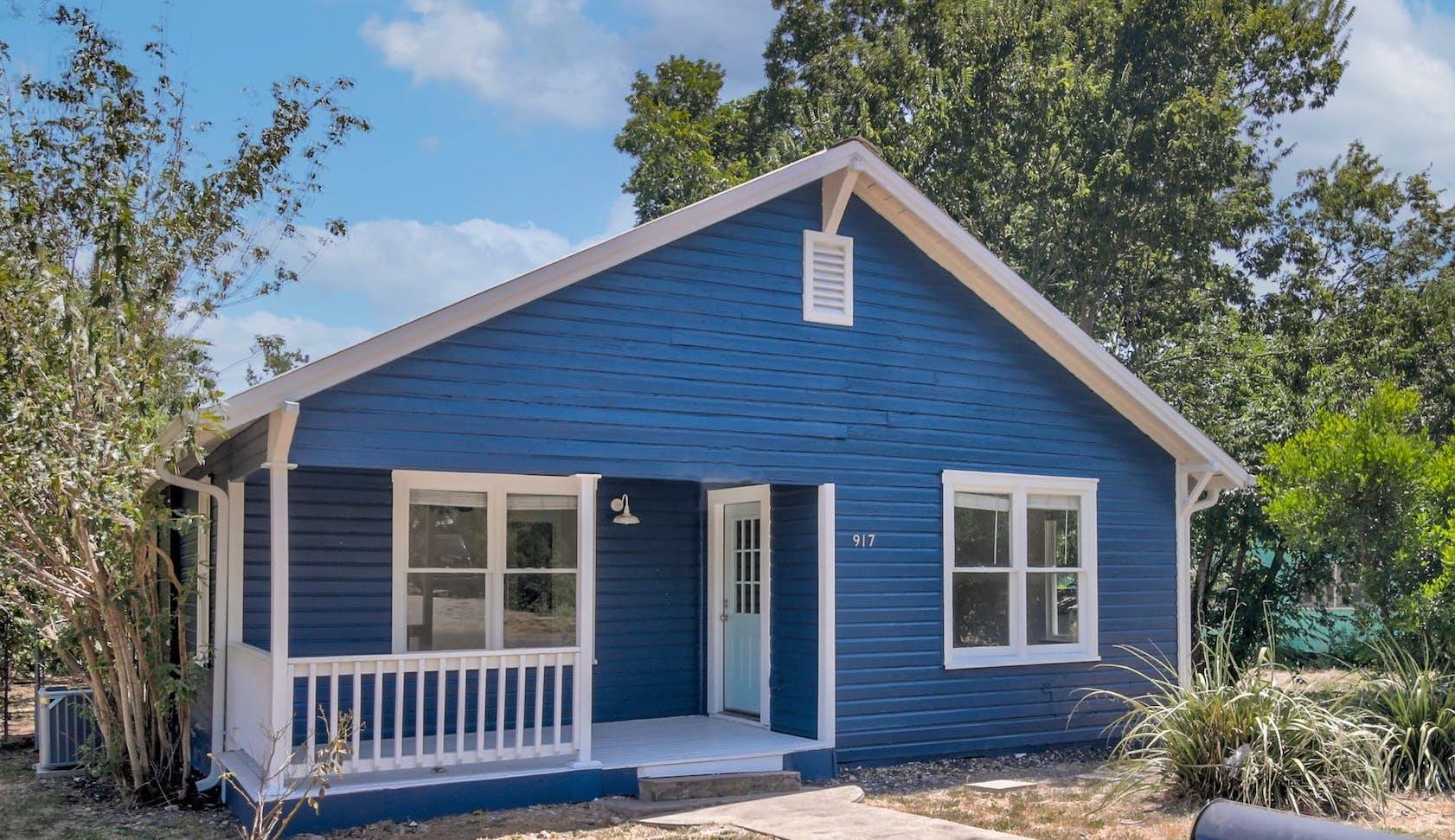 917 W 4th St, Taylor, TX 76574