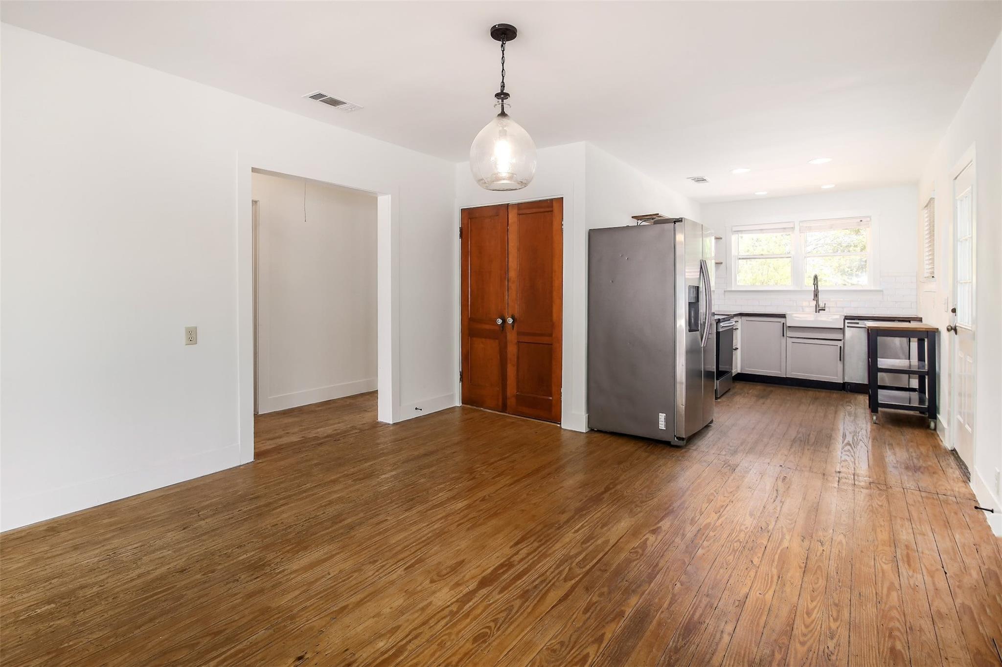 917 W 4th St, Taylor, TX 76574