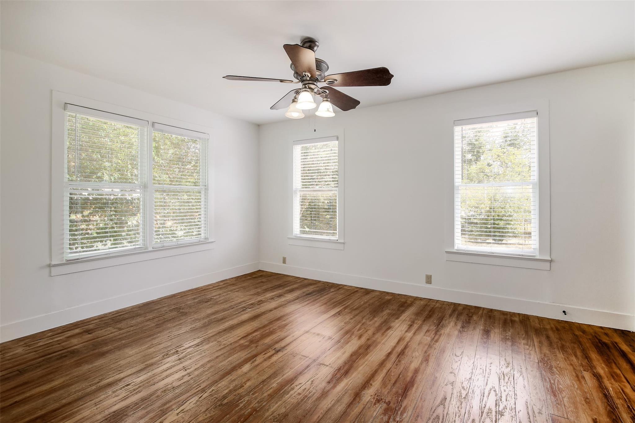 917 W 4th St, Taylor, TX 76574