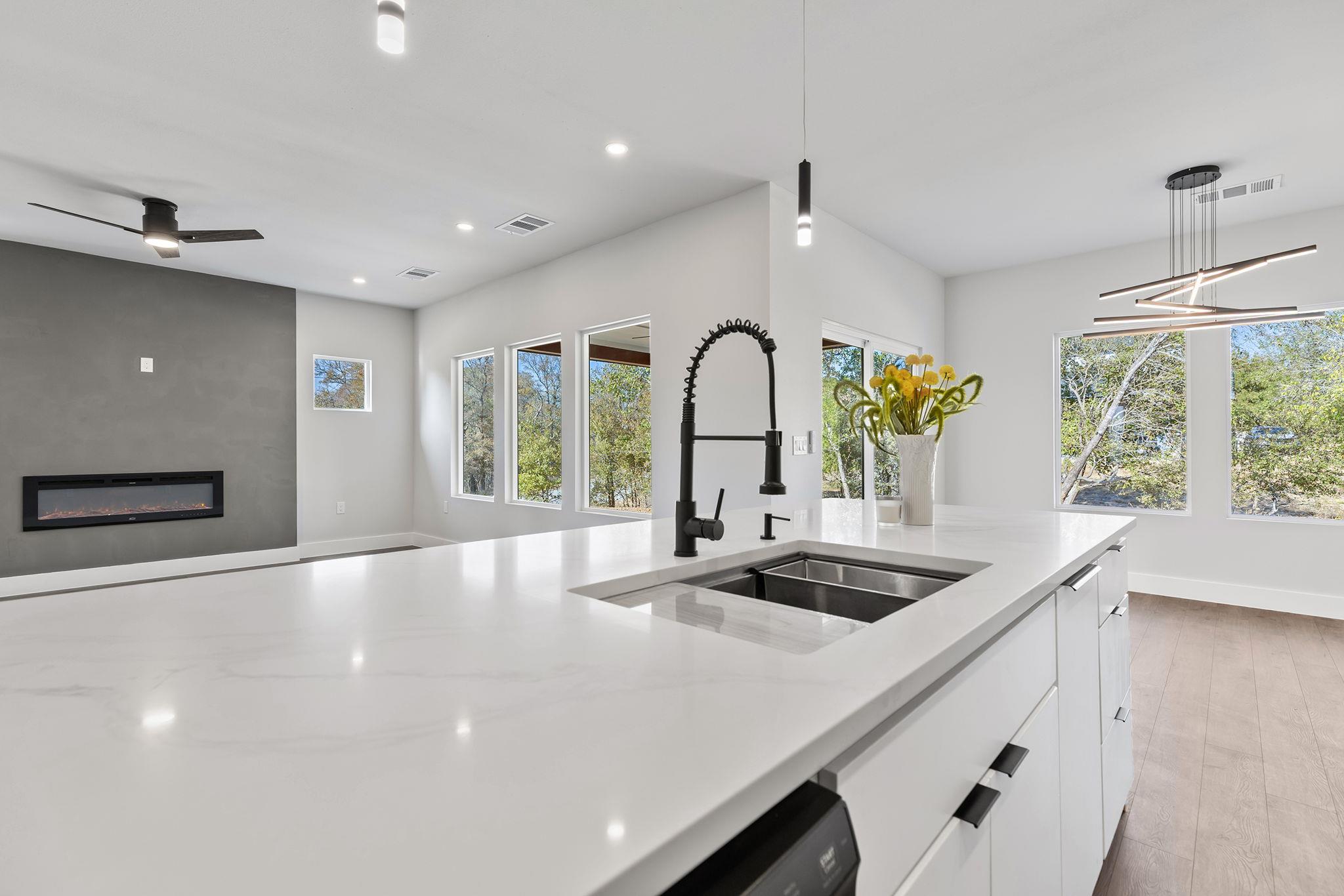 320 Kahana Ln, Bastrop, TX 78602