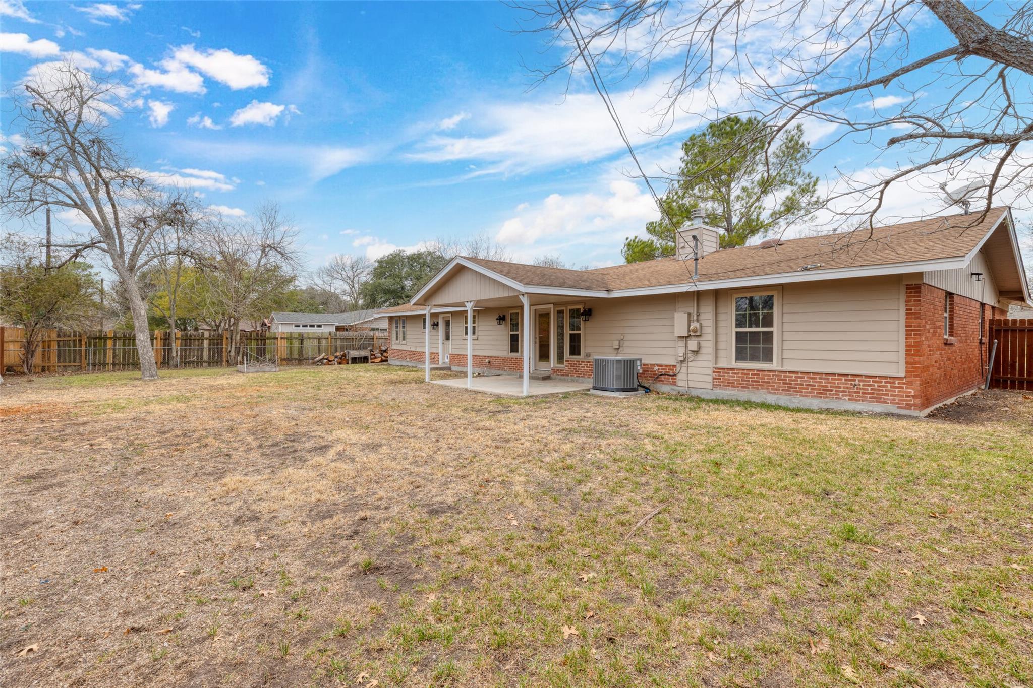 810 Vogel Dr, Lockhart, TX 78644