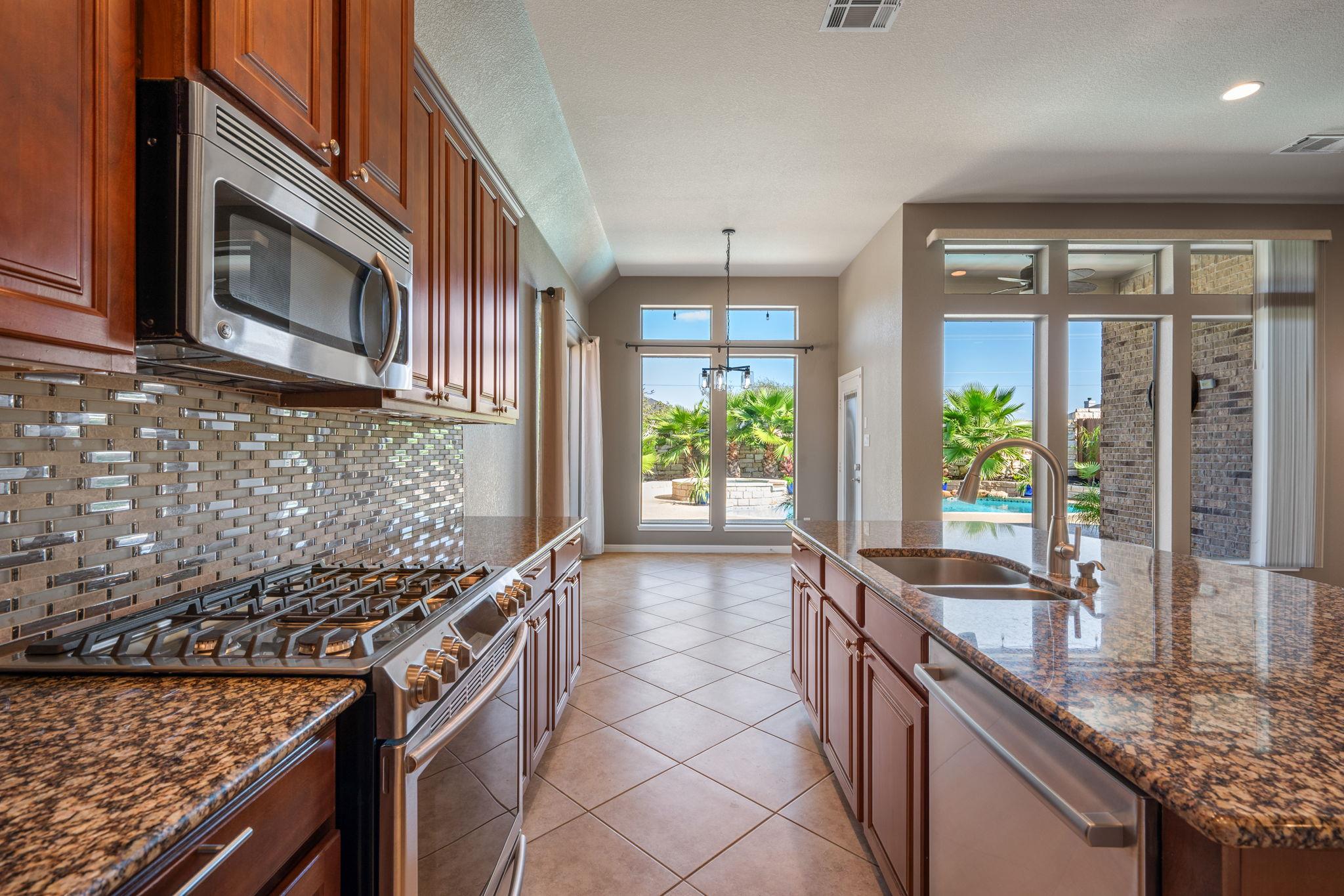 544 Wiltshire Dr, Hutto, TX 78634