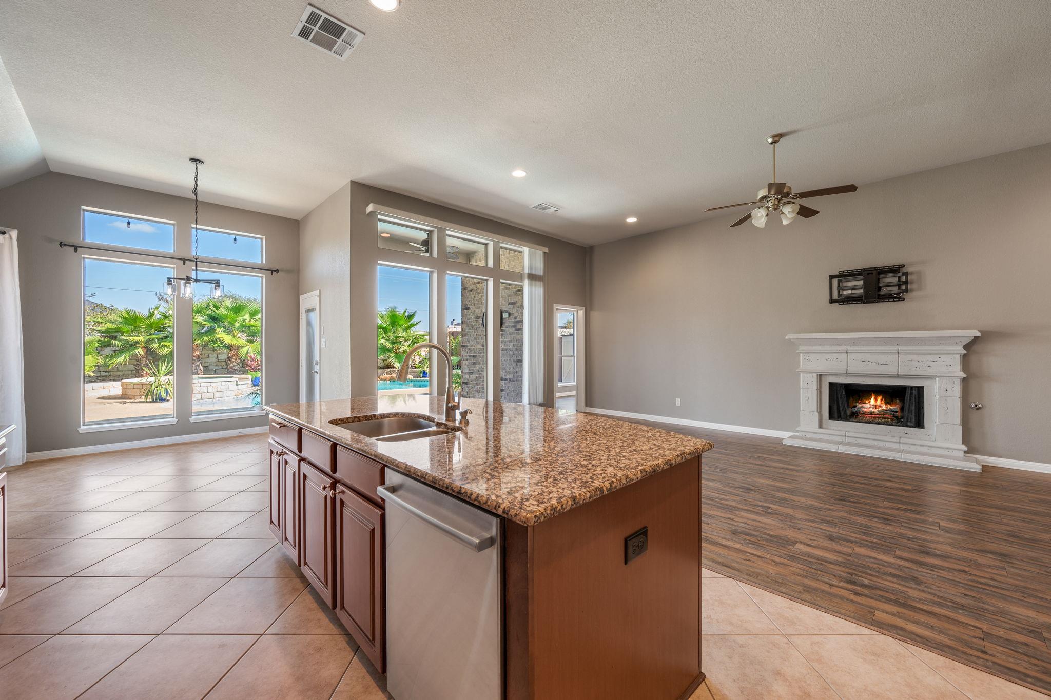 544 Wiltshire Dr, Hutto, TX 78634