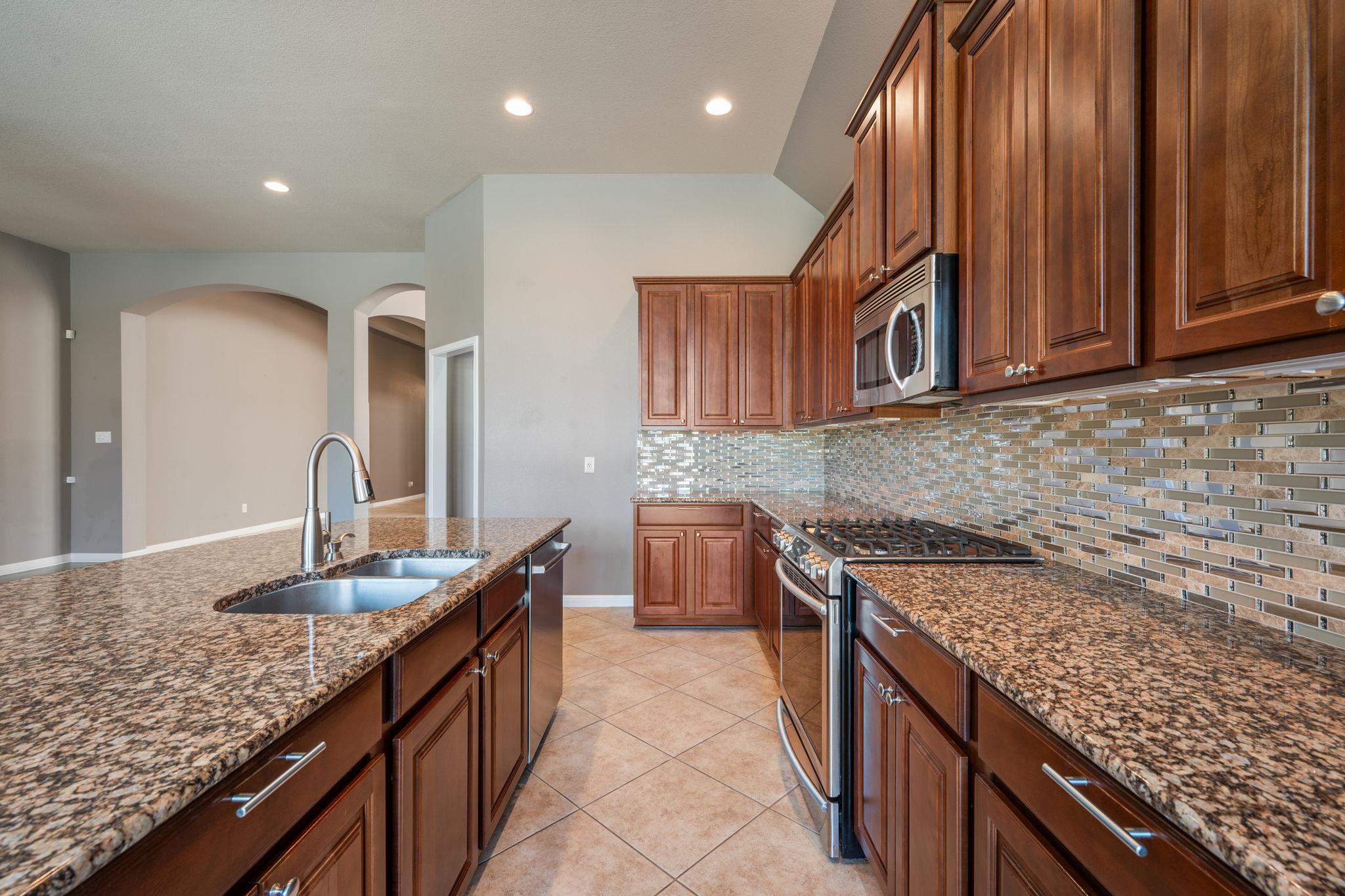 544 Wiltshire Dr, Hutto, TX 78634