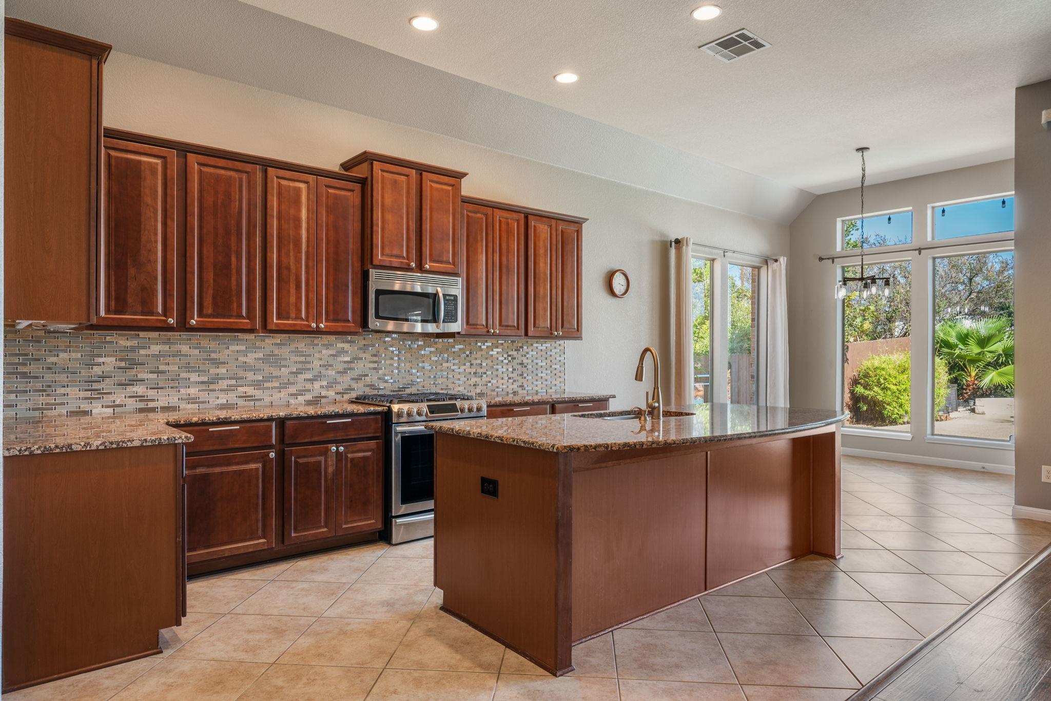 544 Wiltshire Dr, Hutto, TX 78634