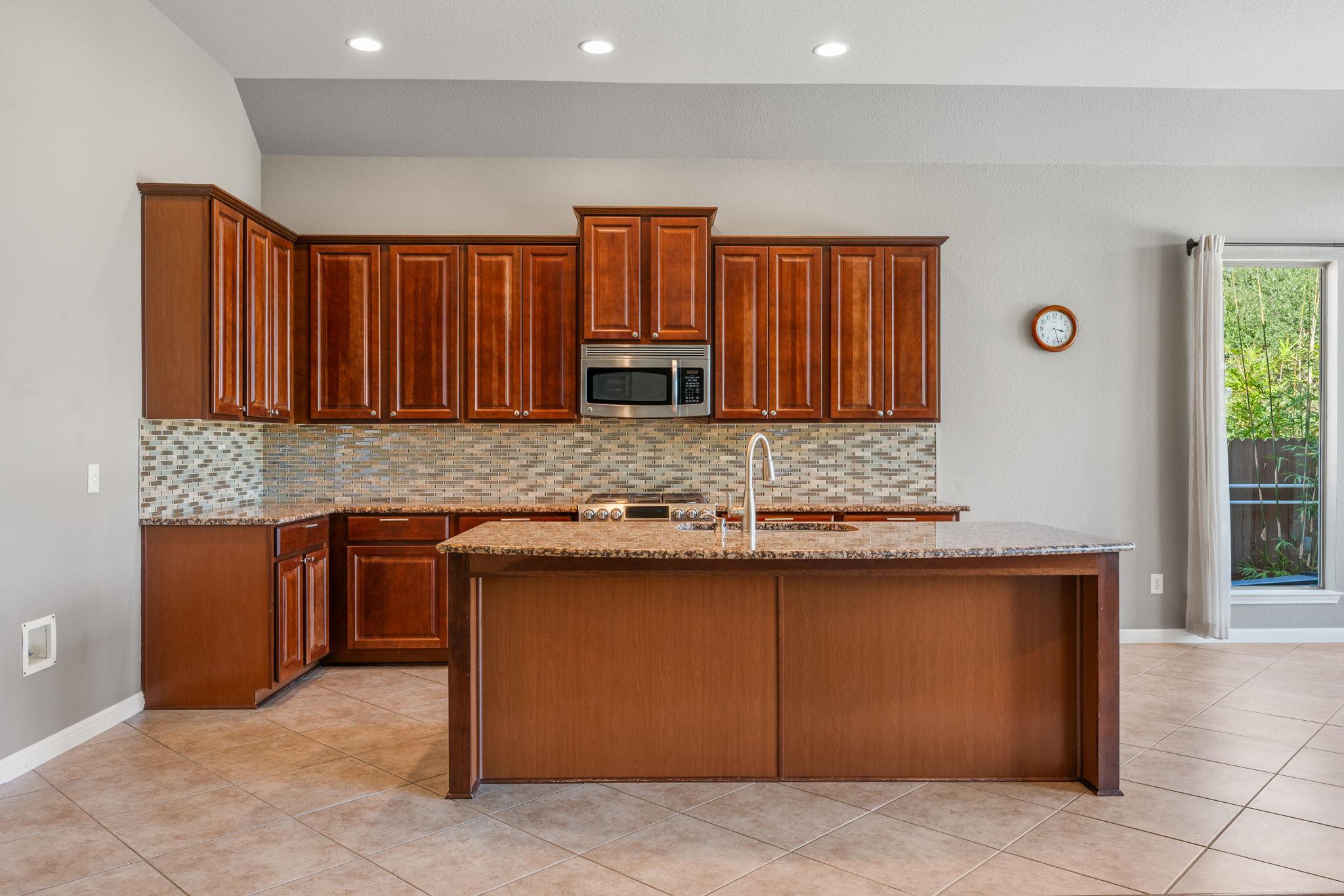 544 Wiltshire Dr, Hutto, TX 78634