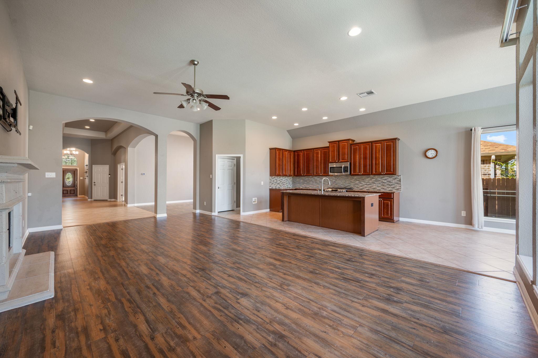 544 Wiltshire Dr, Hutto, TX 78634