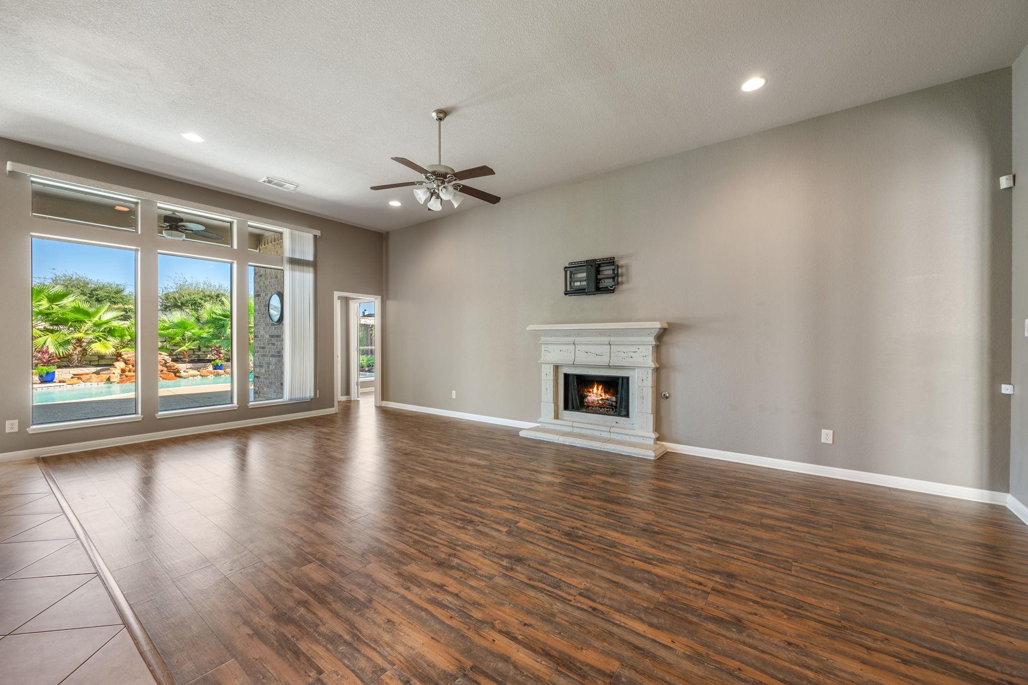 544 Wiltshire Dr, Hutto, TX 78634