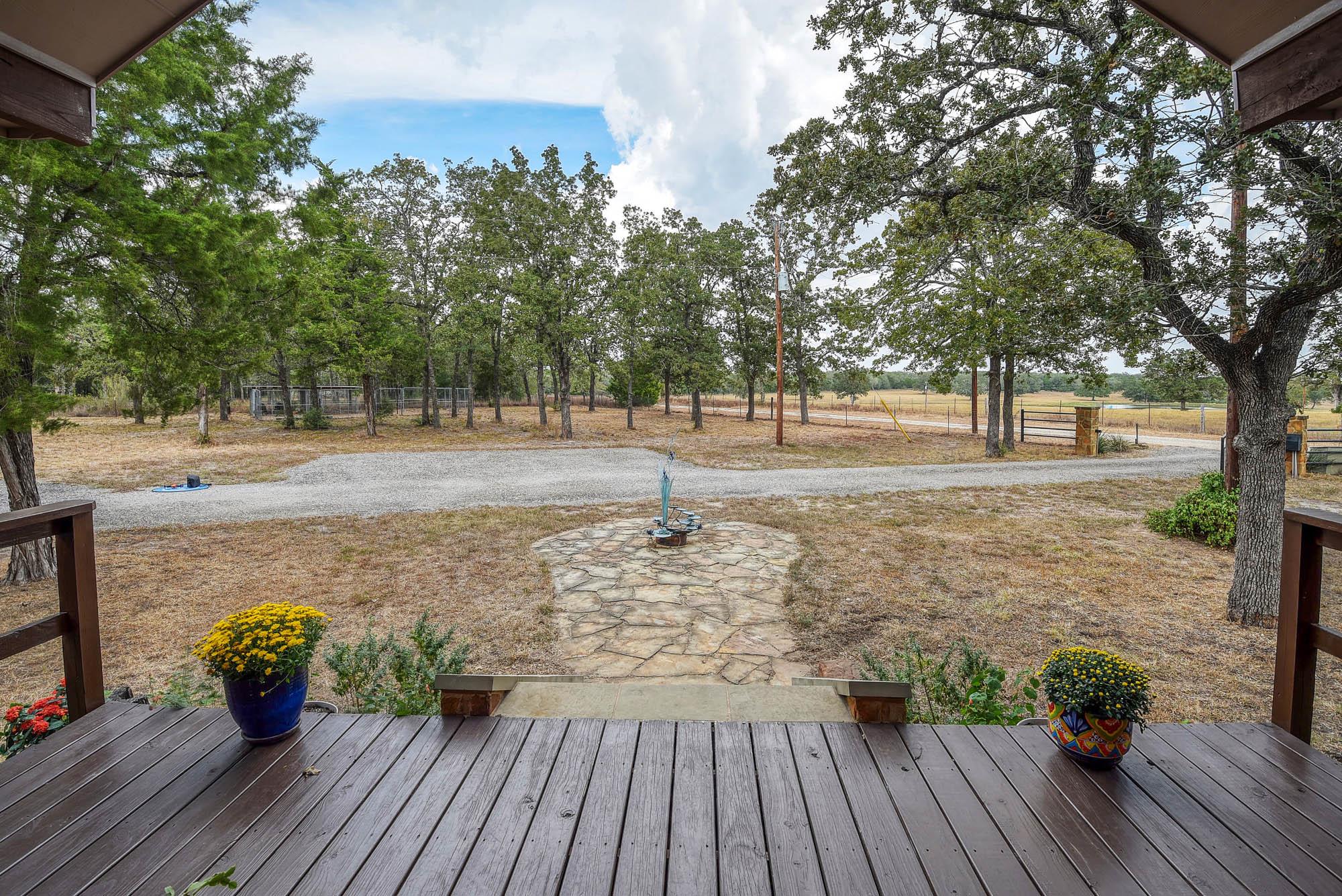 4541 Red Hollow Ln, Smithville, TX 78957