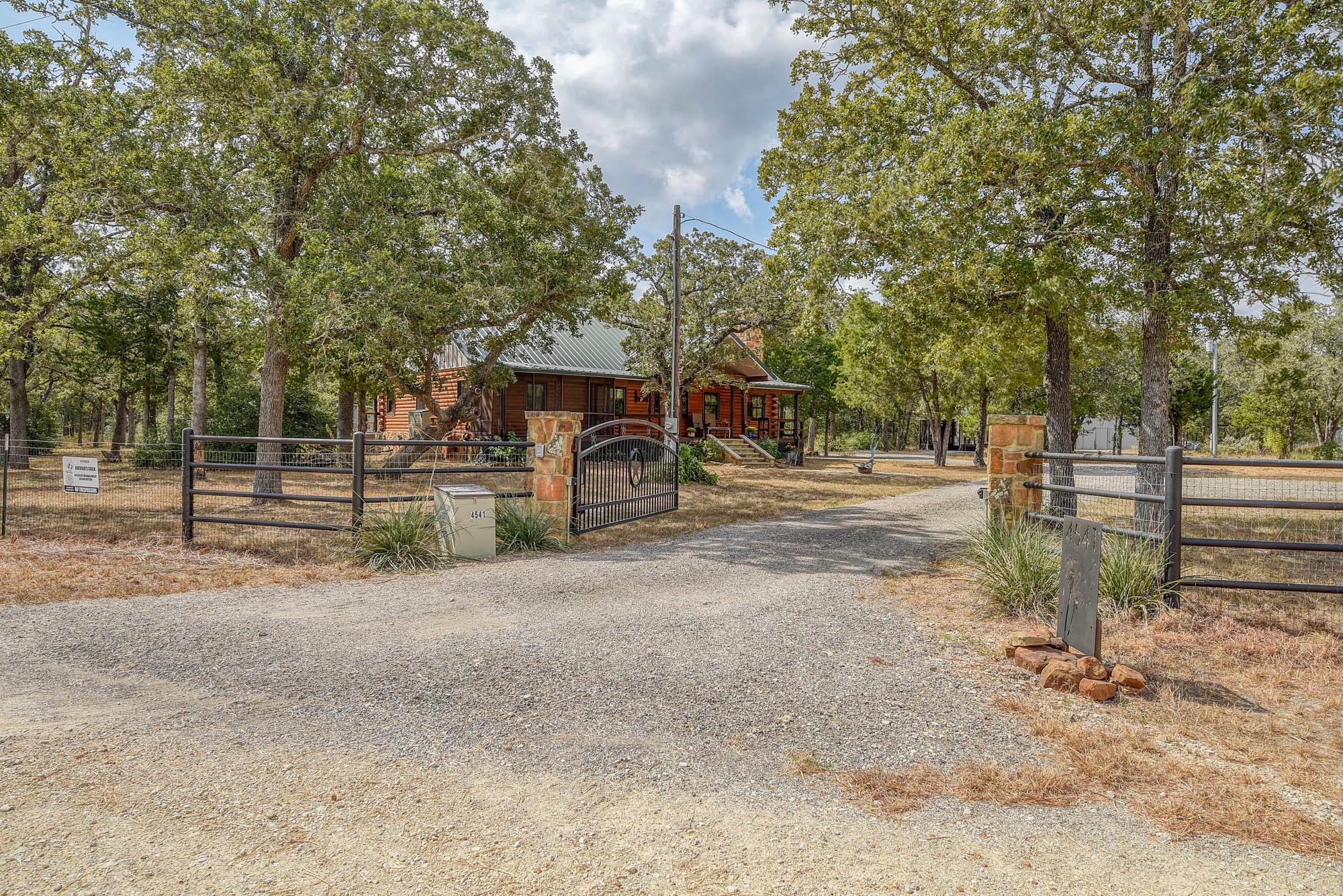 4541 Red Hollow Ln, Smithville, TX 78957