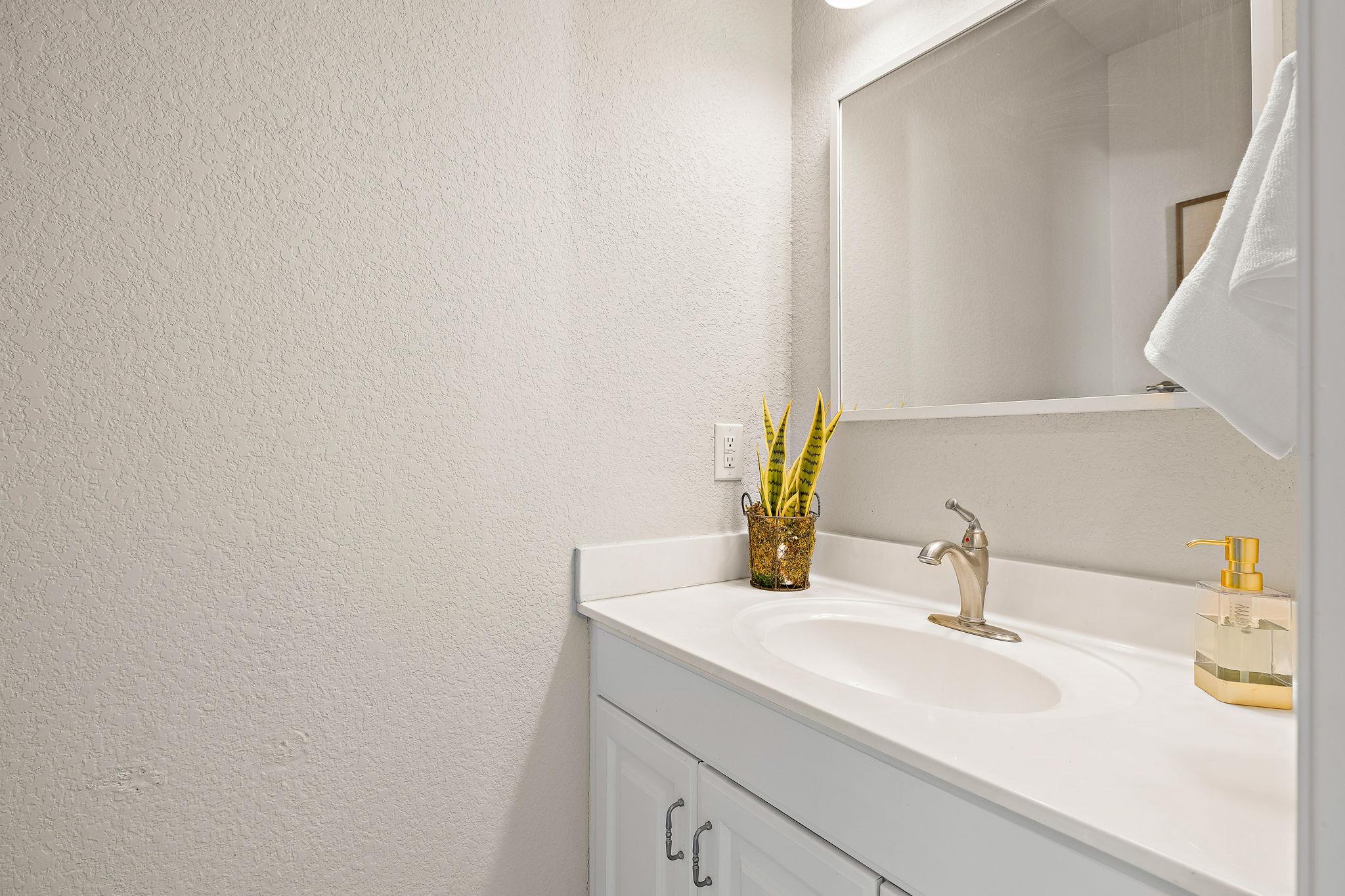 105 Edison Dr, Hutto, TX 78634