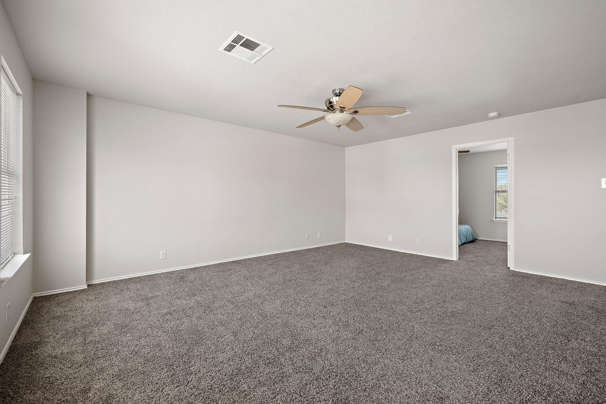 105 Edison Dr, Hutto, TX 78634