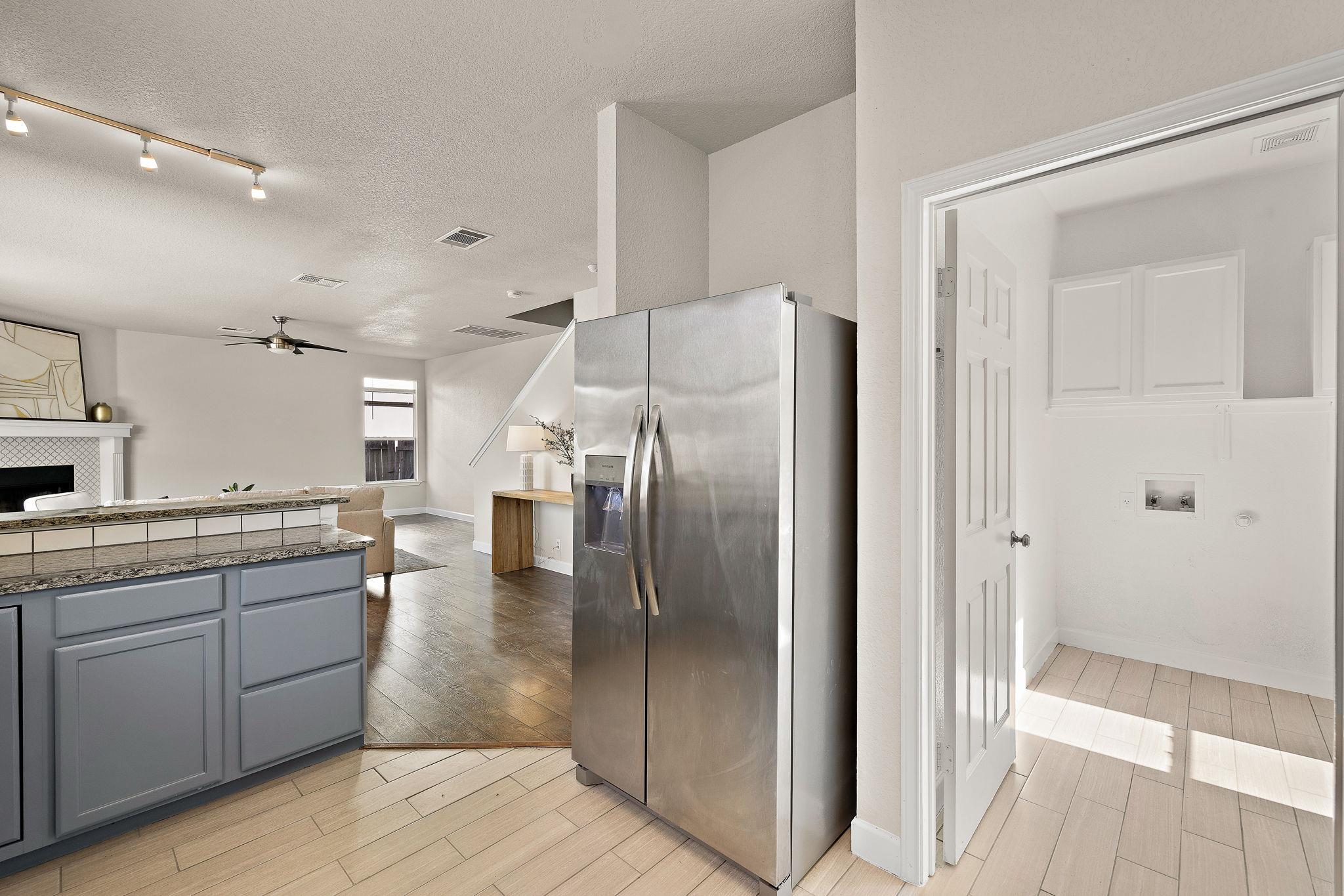 105 Edison Dr, Hutto, TX 78634