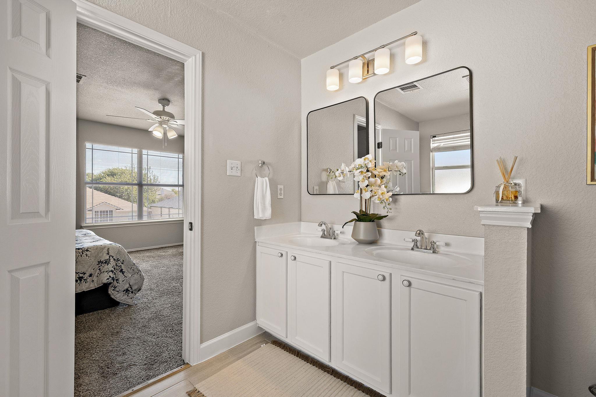 105 Edison Dr, Hutto, TX 78634