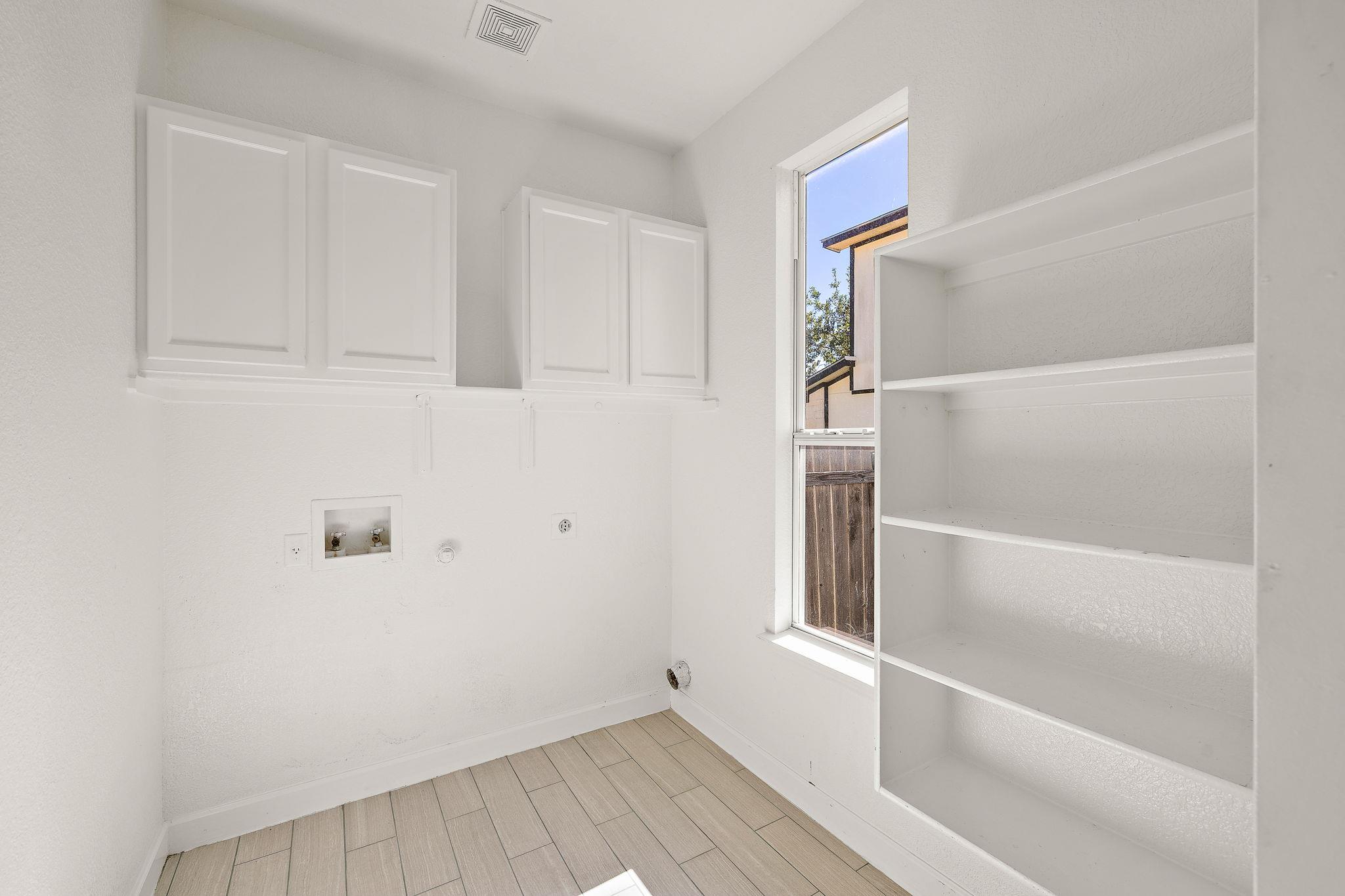 105 Edison Dr, Hutto, TX 78634