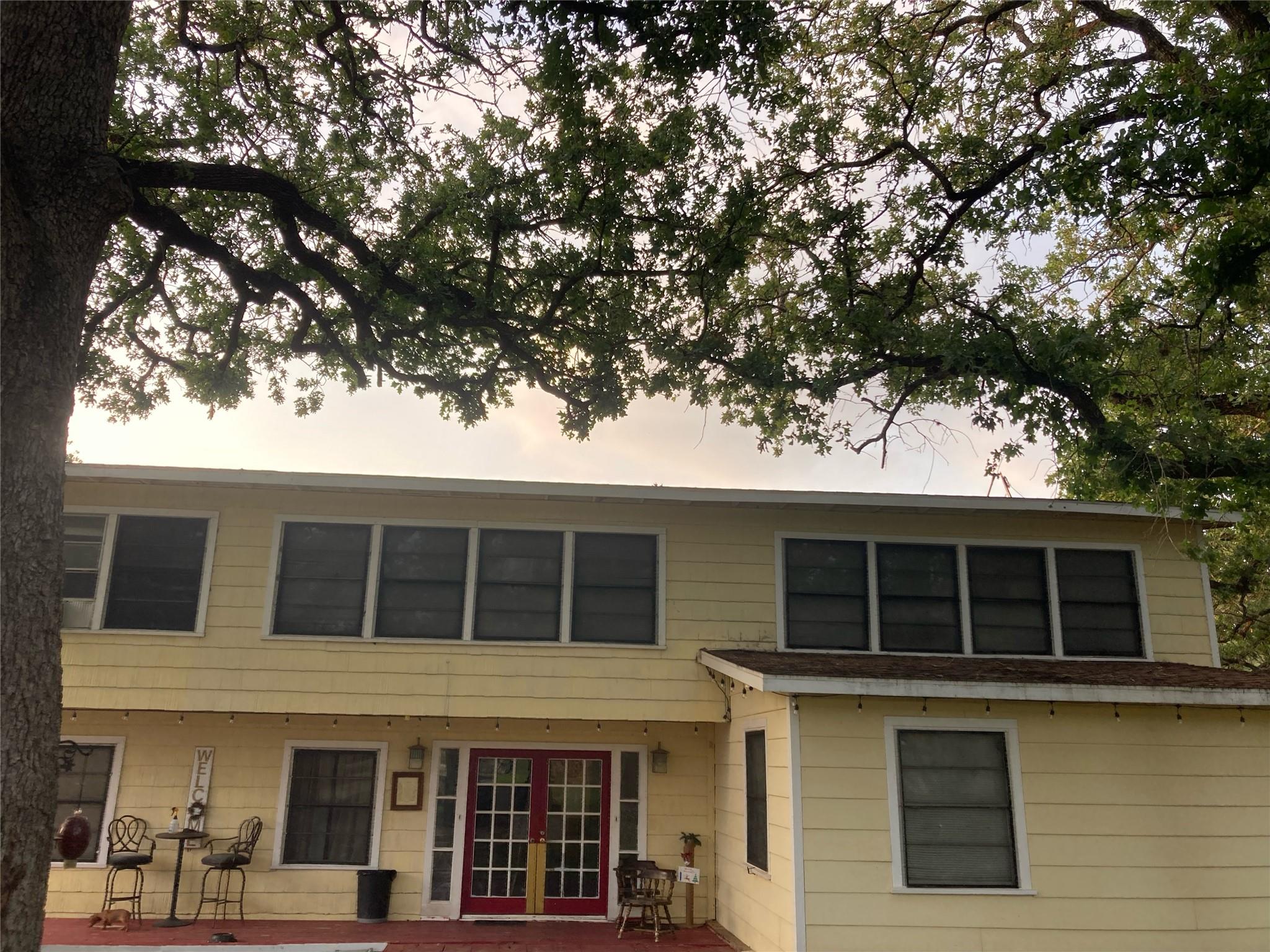 120 Center Creek Dr, Floresville, TX 78114