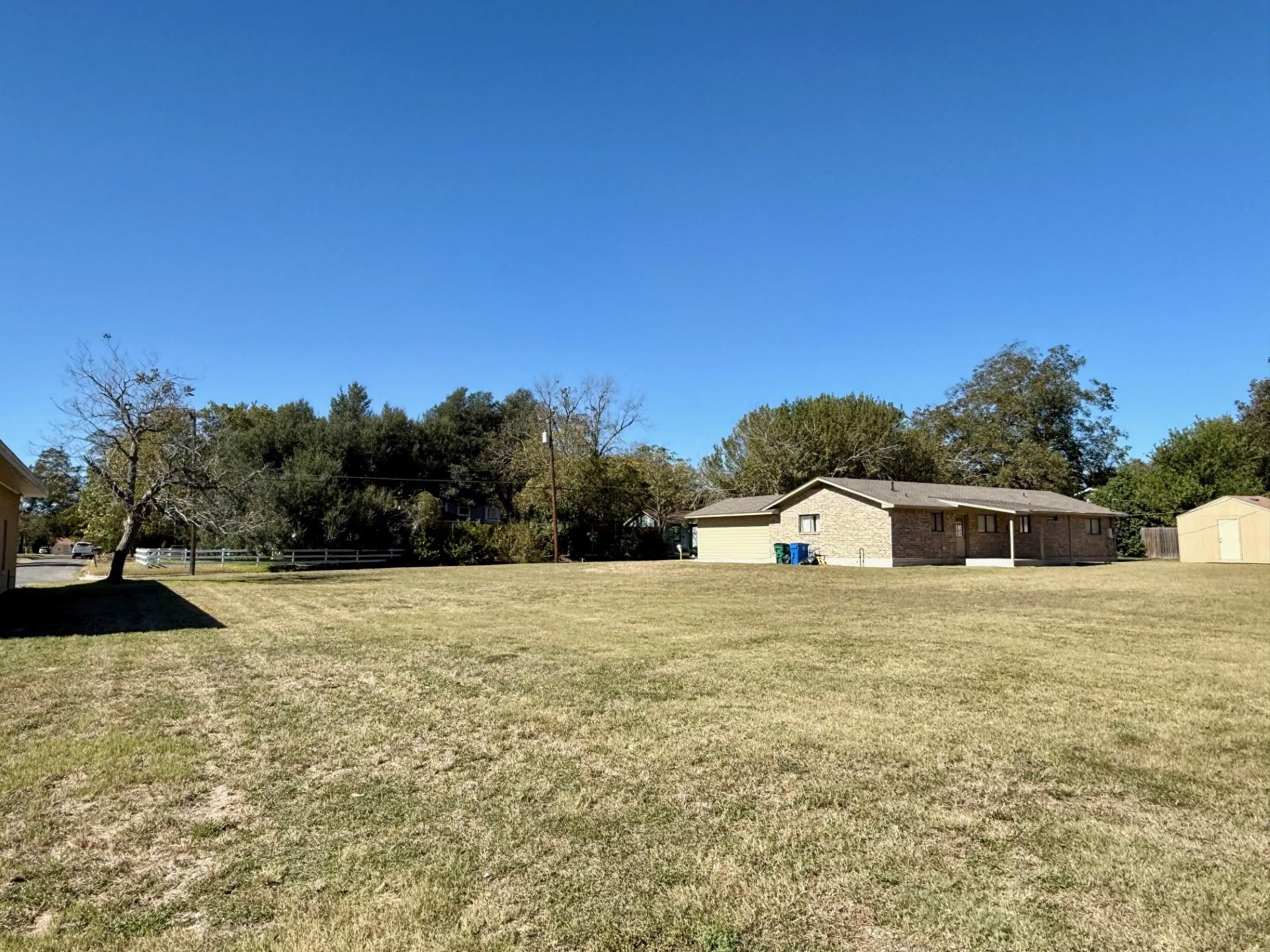 912 Victoria St, Taylor, TX 76574