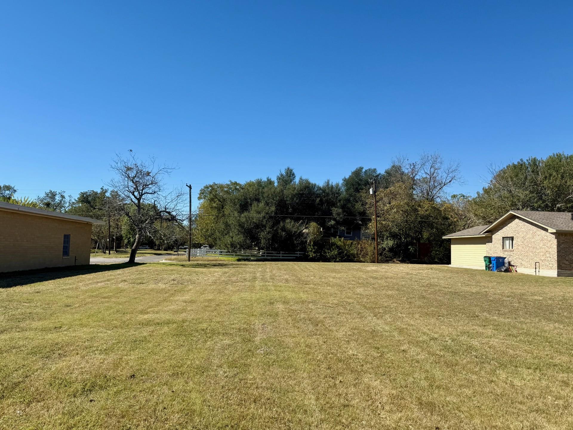 912 Victoria St, Taylor, TX 76574