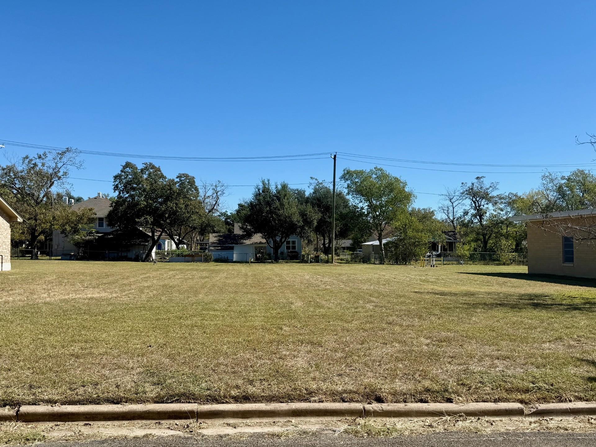 912 Victoria St, Taylor, TX 76574