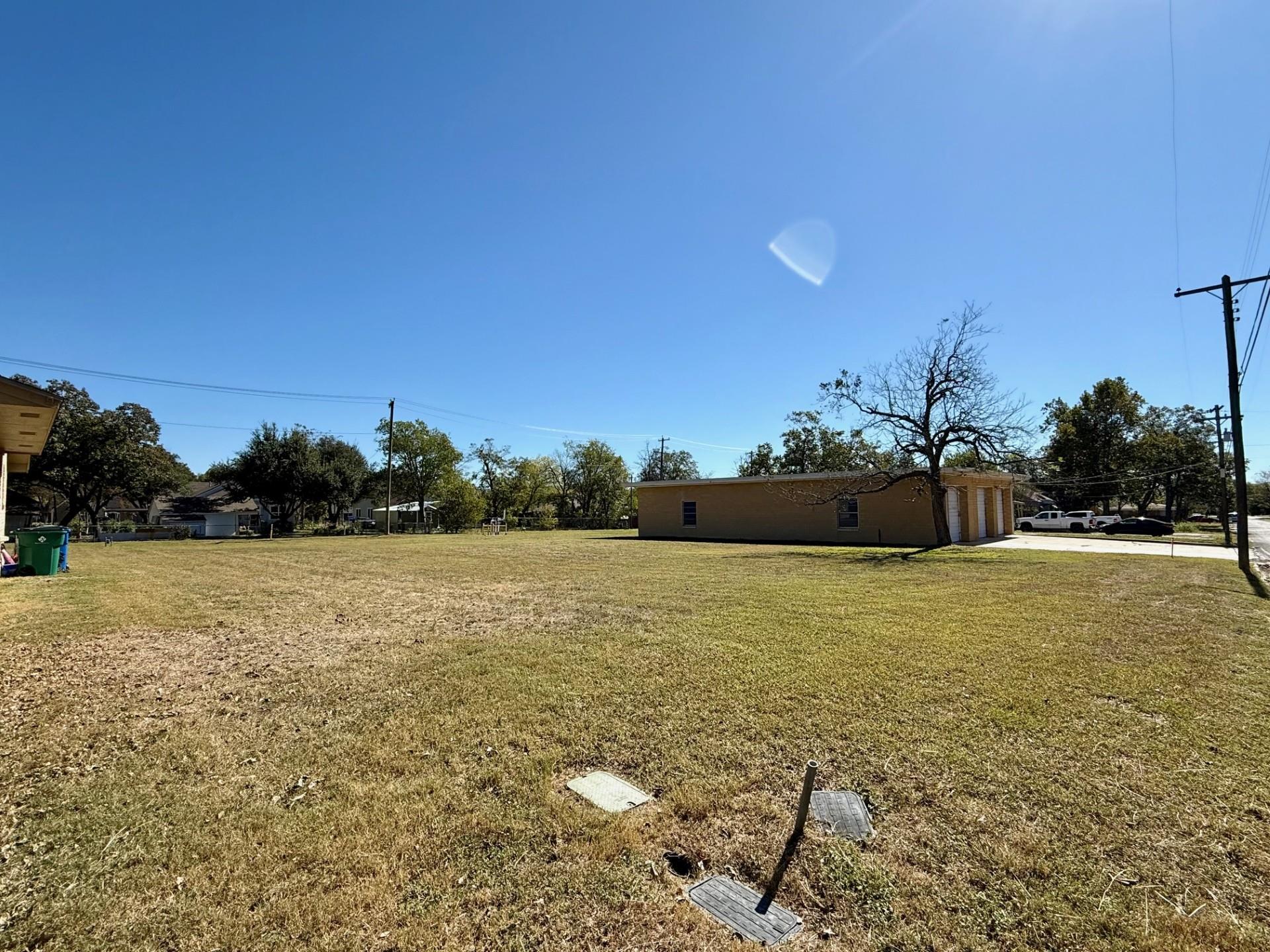 912 Victoria St, Taylor, TX 76574