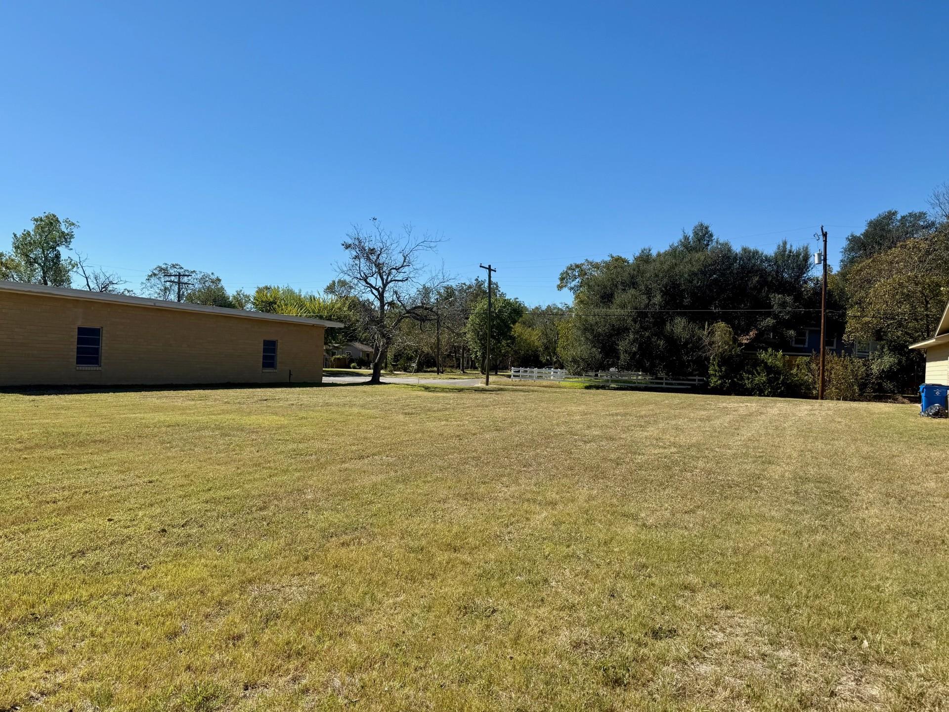 912 Victoria St, Taylor, TX 76574