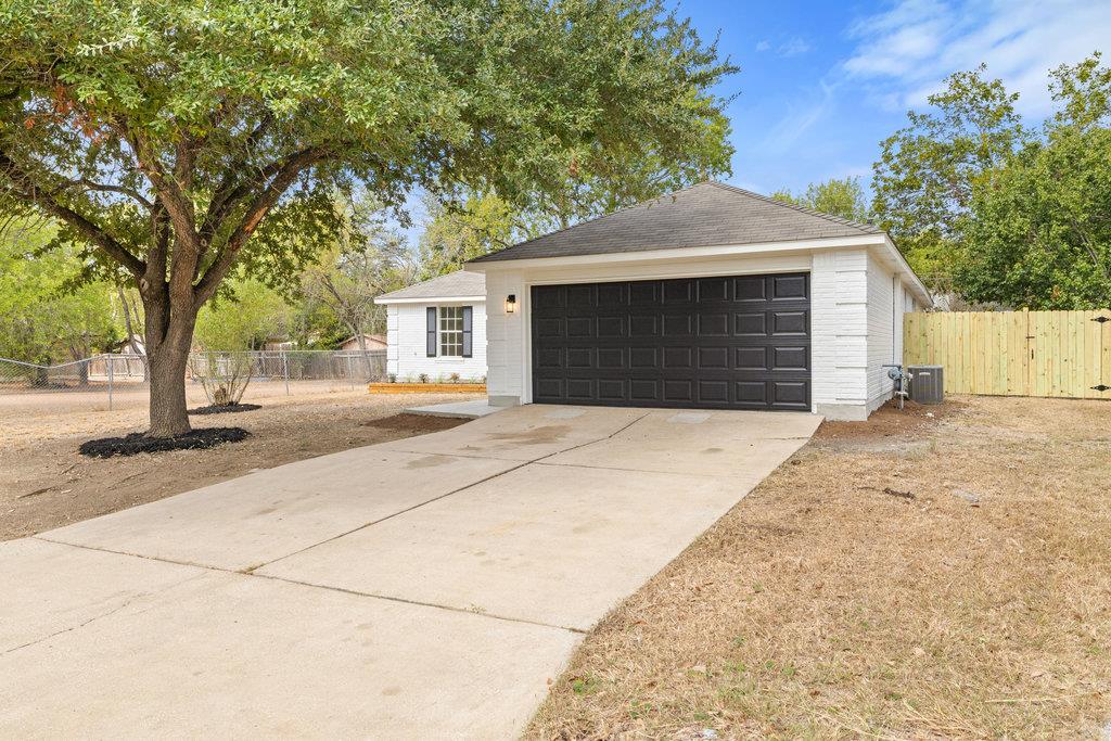 1006 Cottonbowl Dr, Taylor, TX 76574