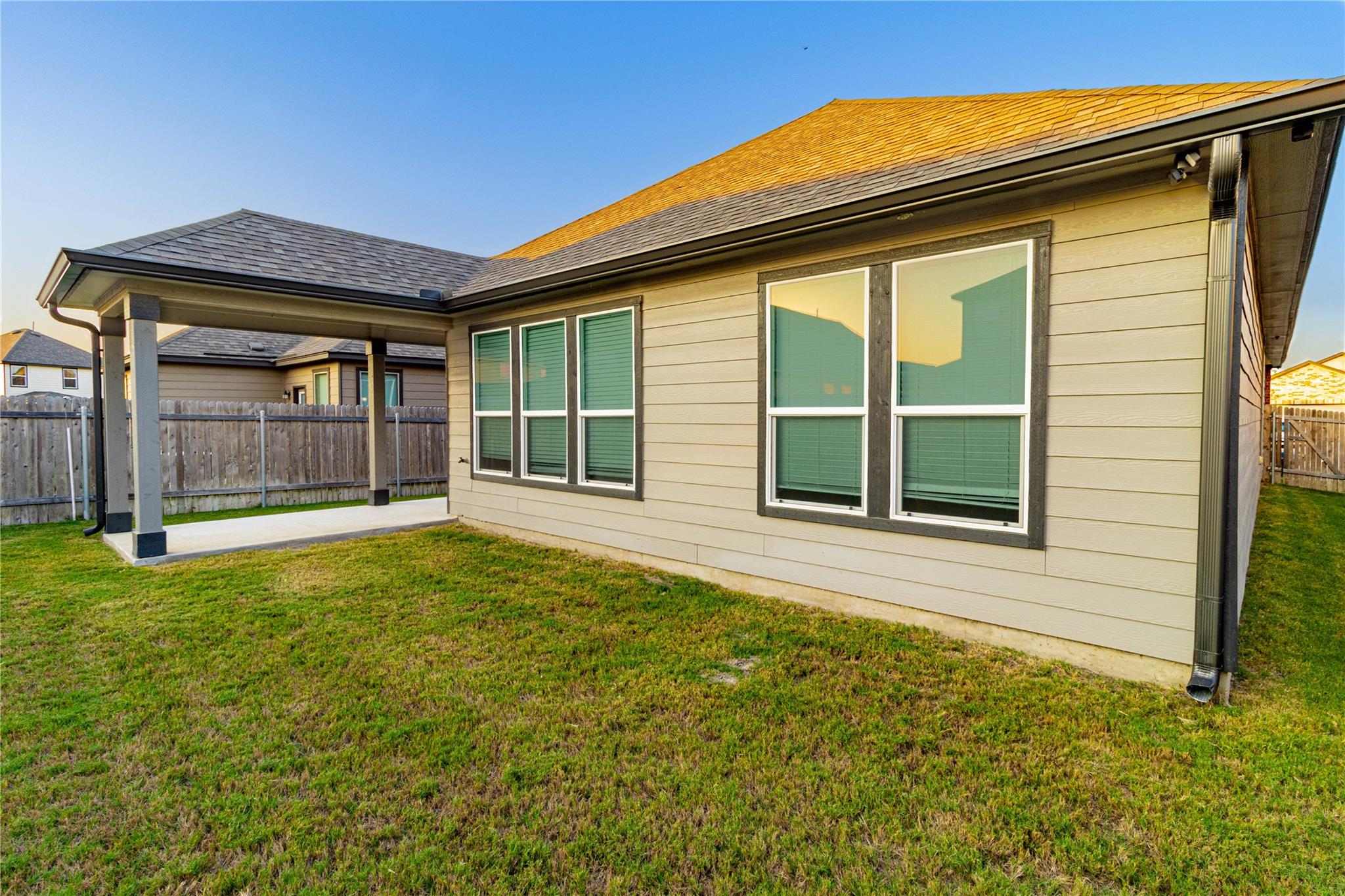 211 Summit Dr, Lockhart, TX 78644