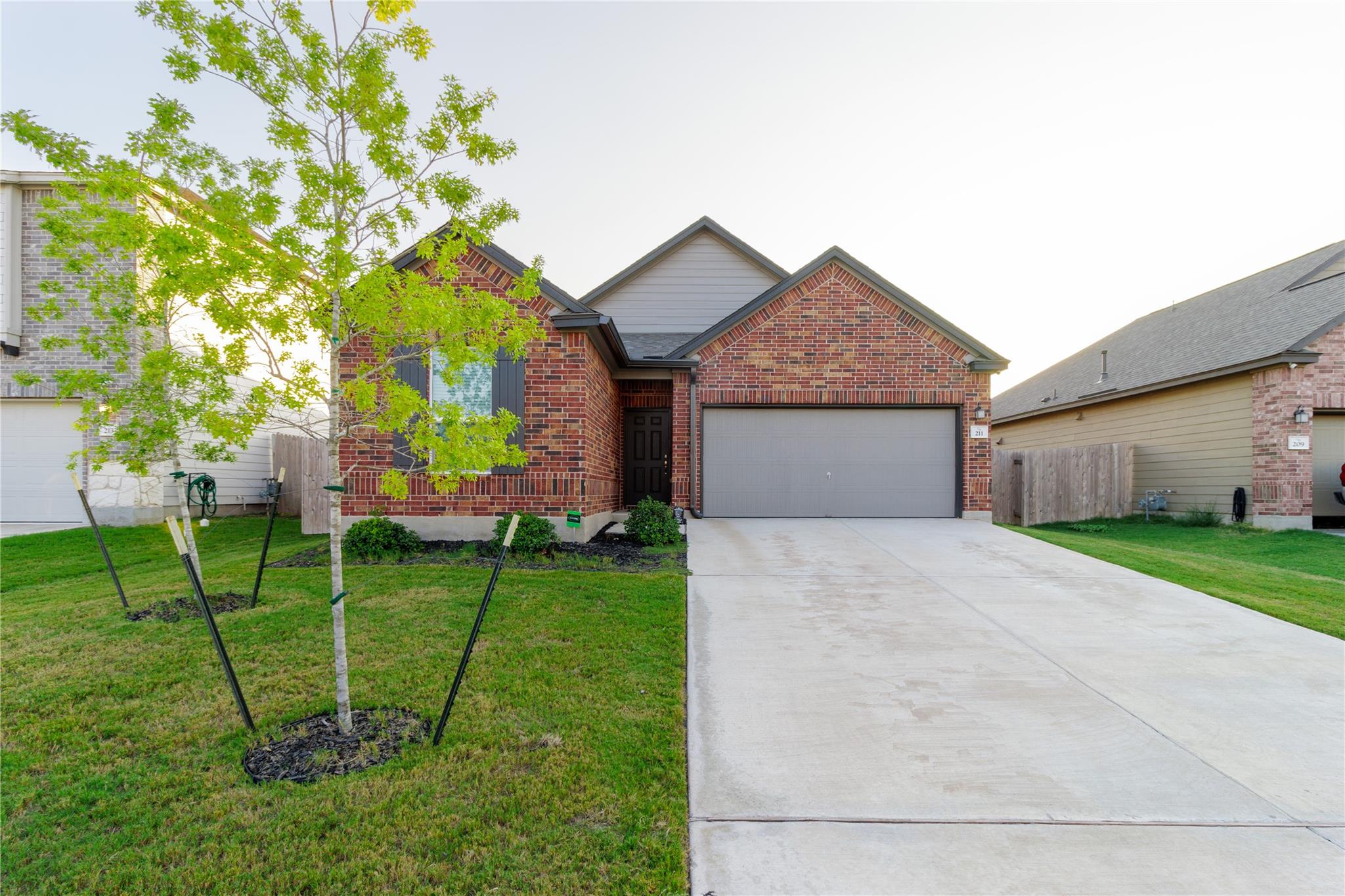 211 Summit Dr, Lockhart, TX 78644