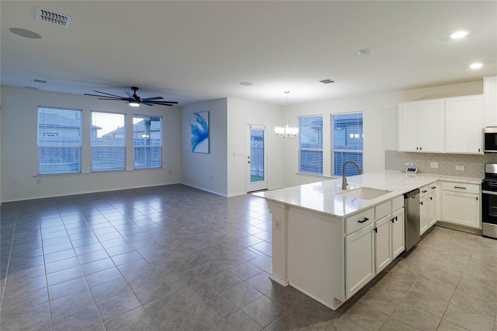 211 Summit Dr, Lockhart, TX 78644