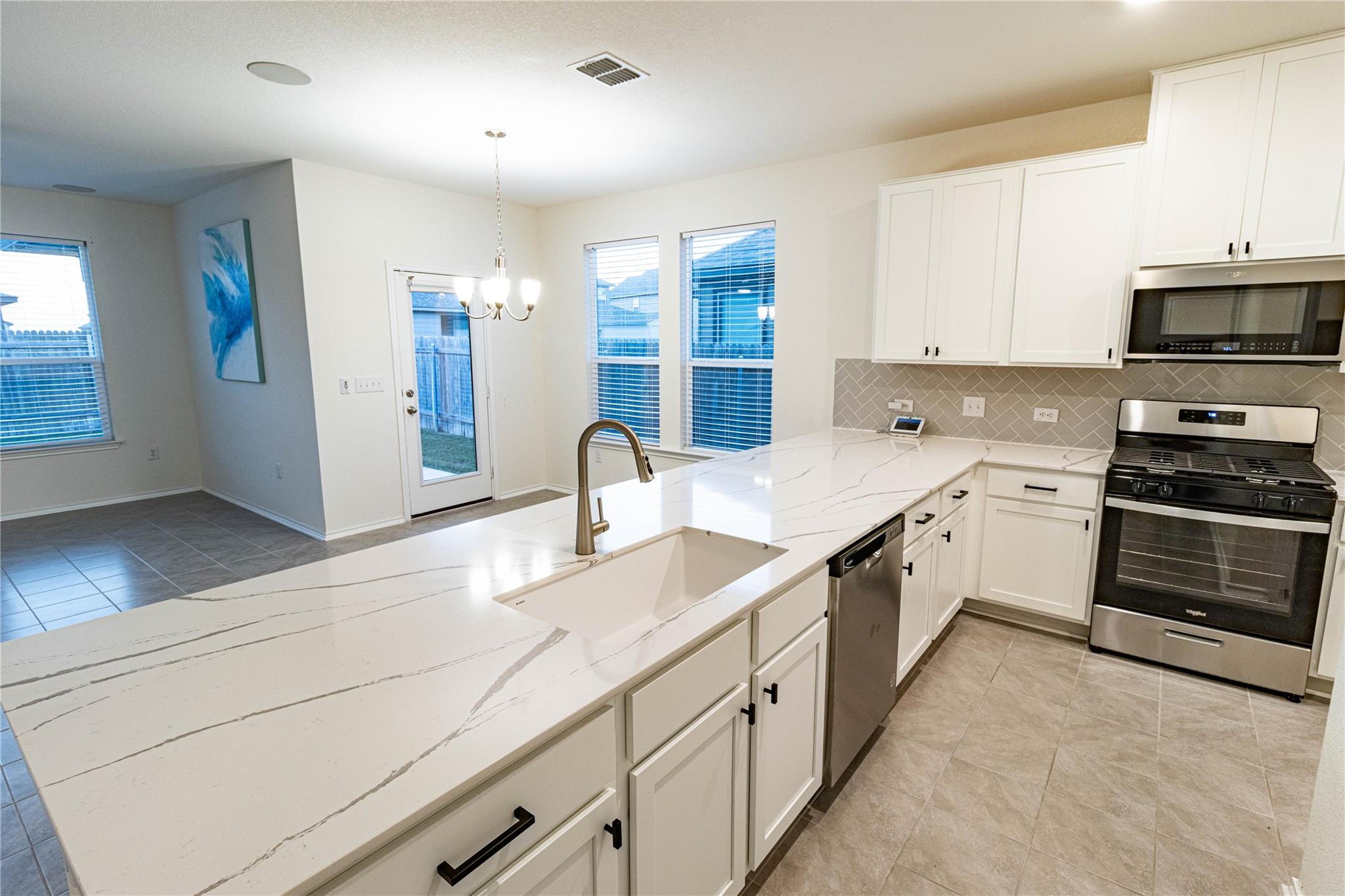 211 Summit Dr, Lockhart, TX 78644