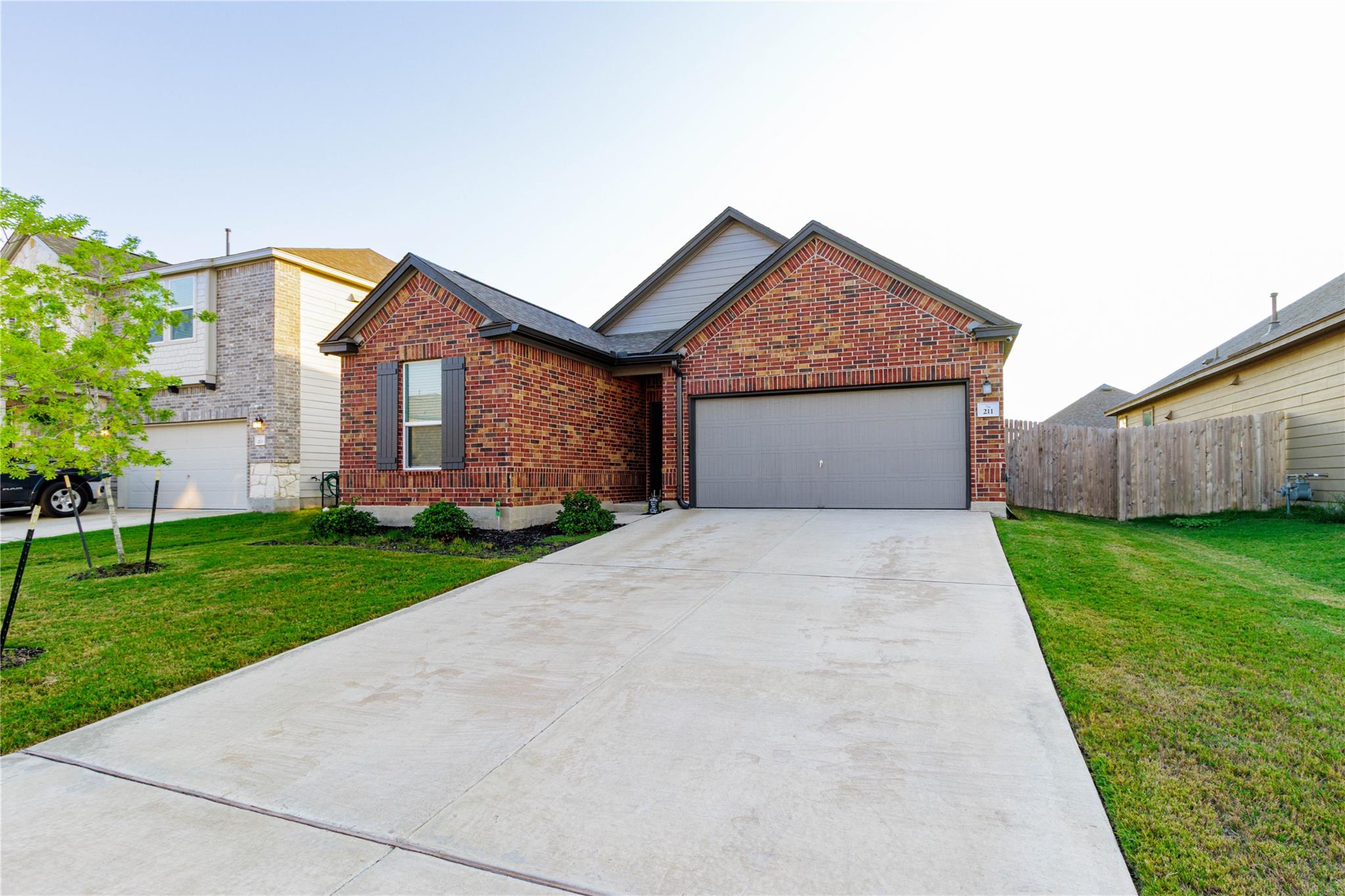 211 Summit Dr, Lockhart, TX 78644