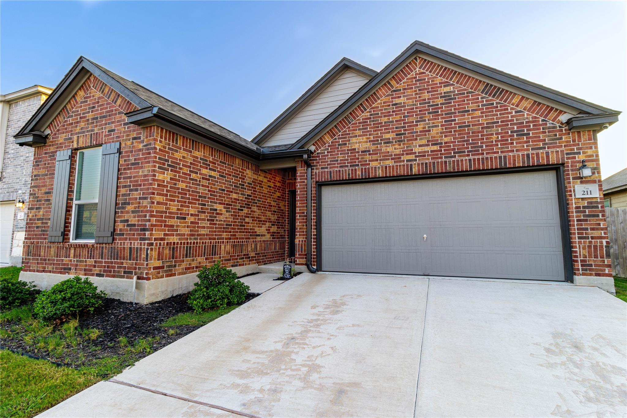 211 Summit Dr, Lockhart, TX 78644