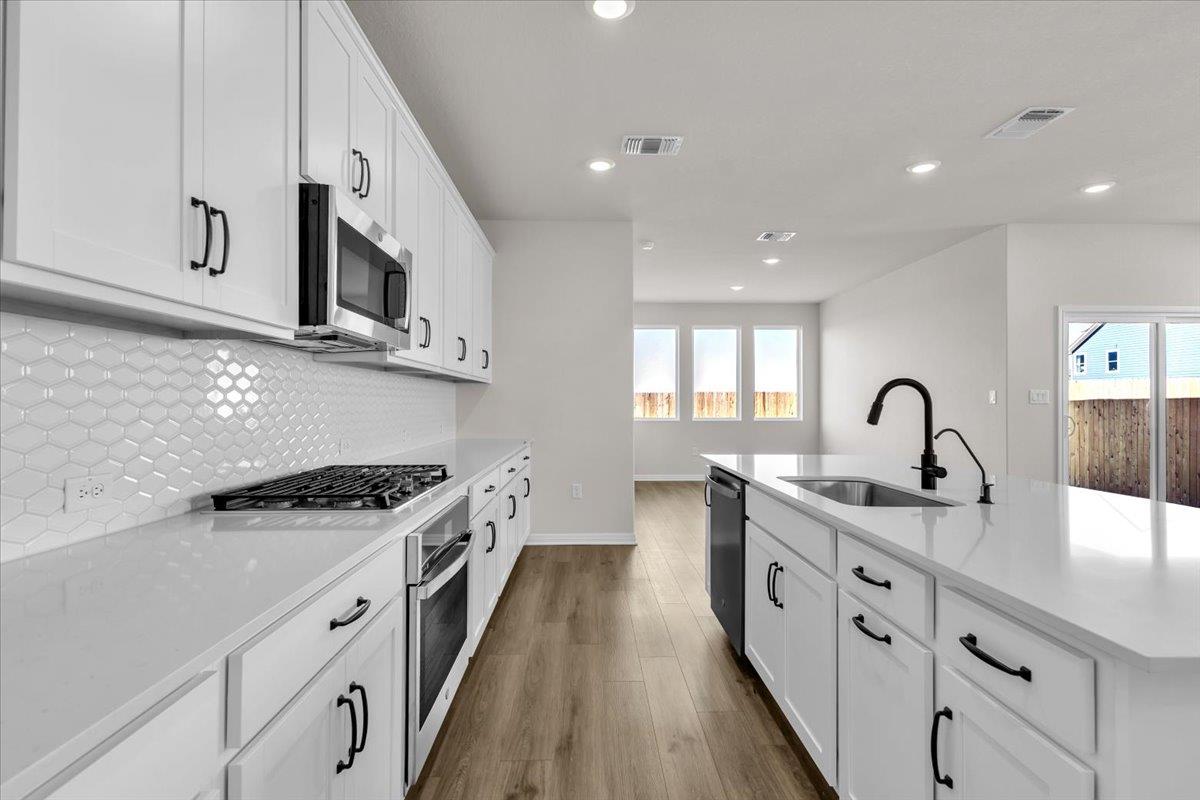 302 Willow Heights Dr, Hutto, TX 78634