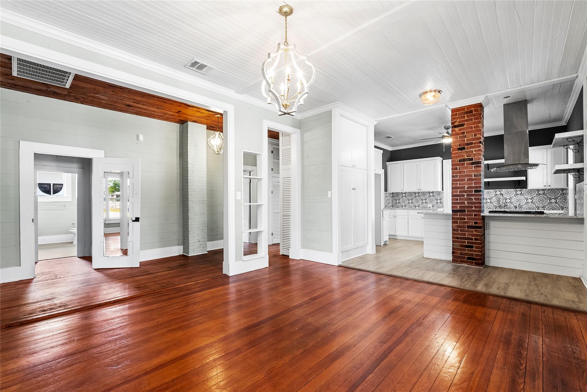 108 N Avenue B, Elgin, TX 78621