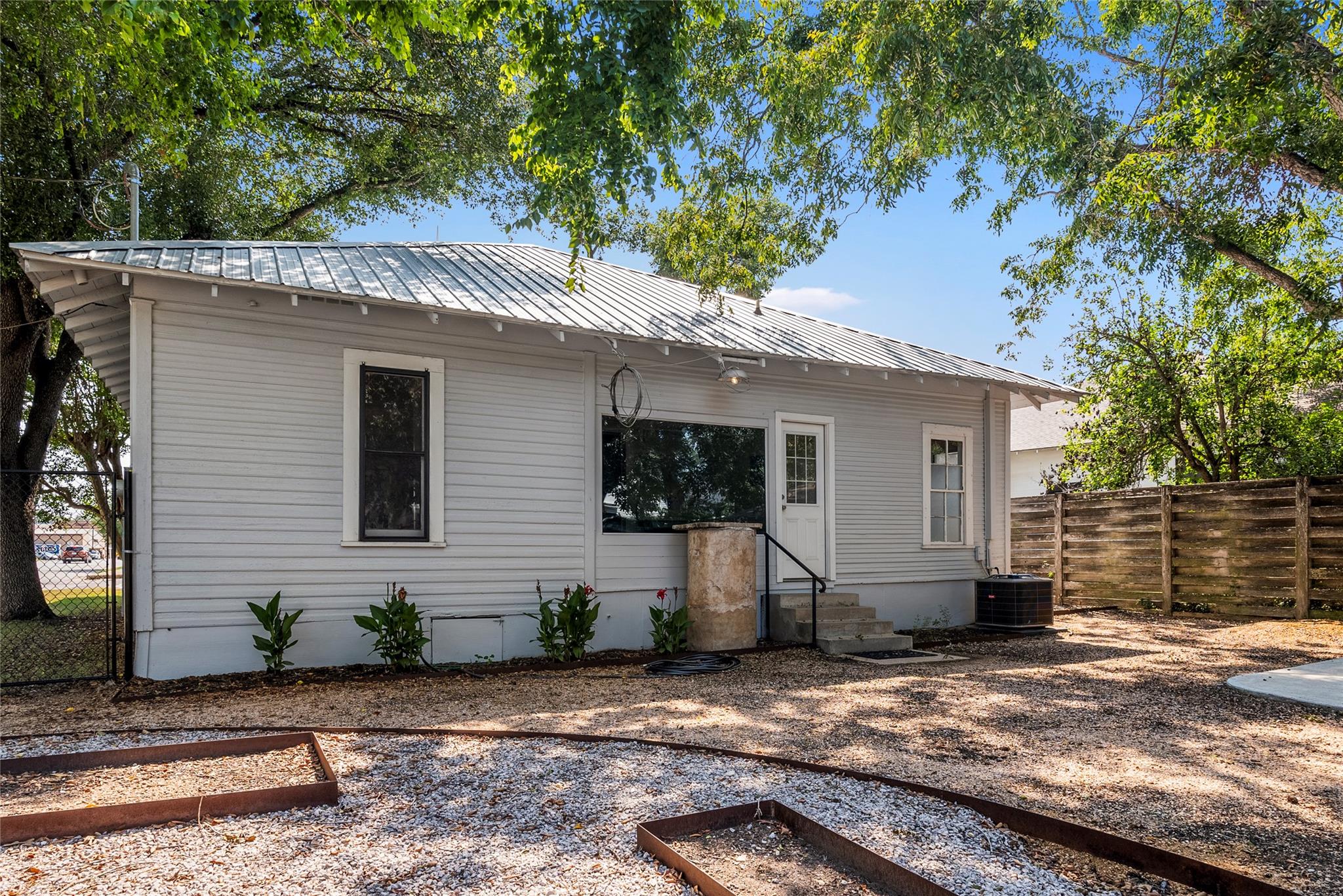 108 N Avenue B, Elgin, TX 78621