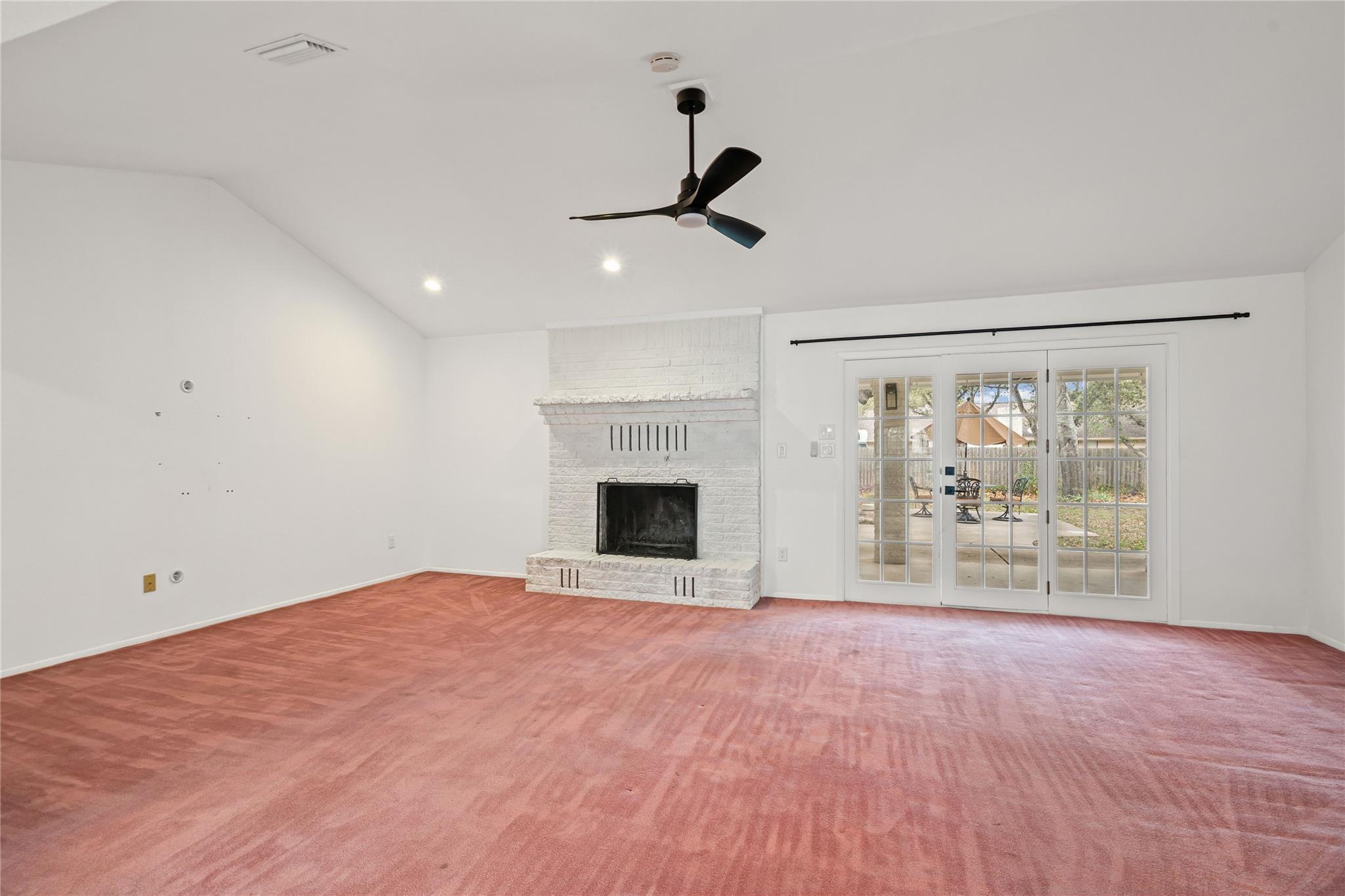 304 Live Oak Dr, Mountain City, TX 78610