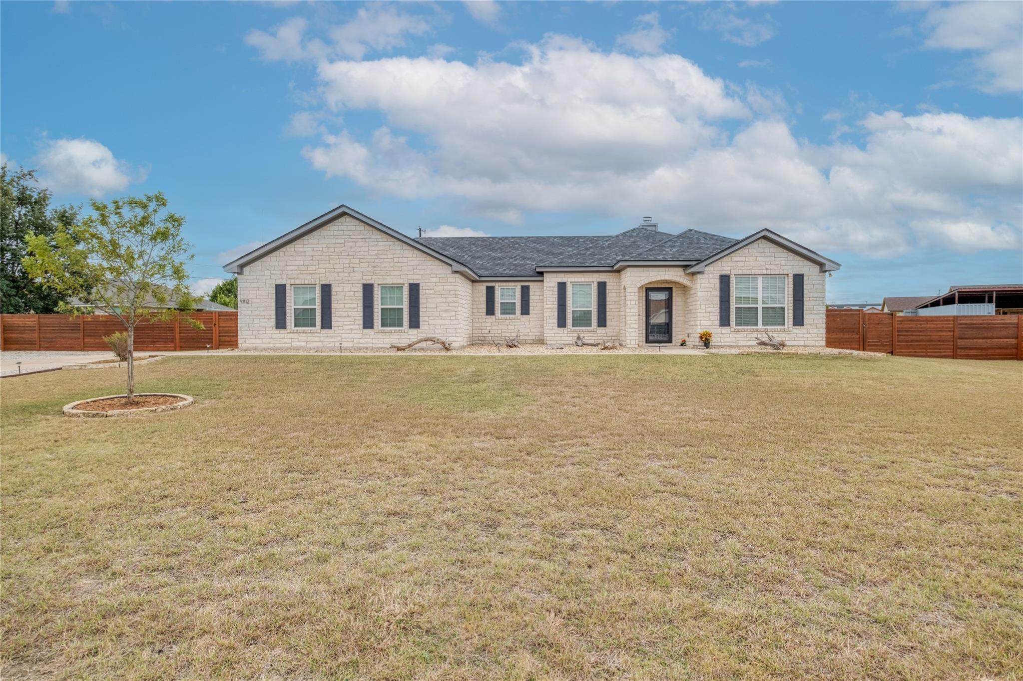 9812 Southshore Dr, Salado, TX 76571