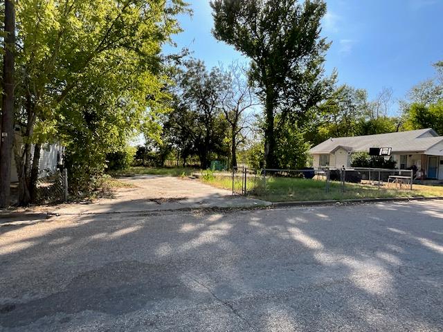 1005 W 8th St, Cameron, TX 76520