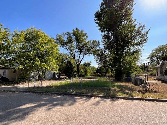 1005 W 8th St, Cameron, TX 76520