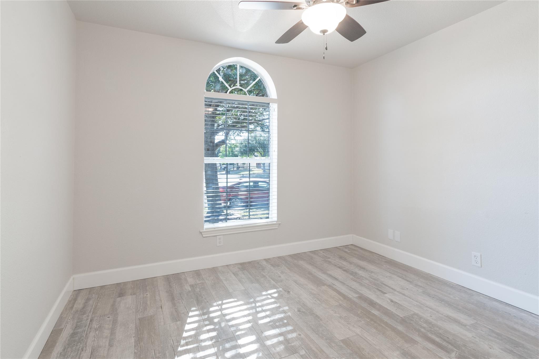 216 Brickyard Ln, Jarrell, TX 76537