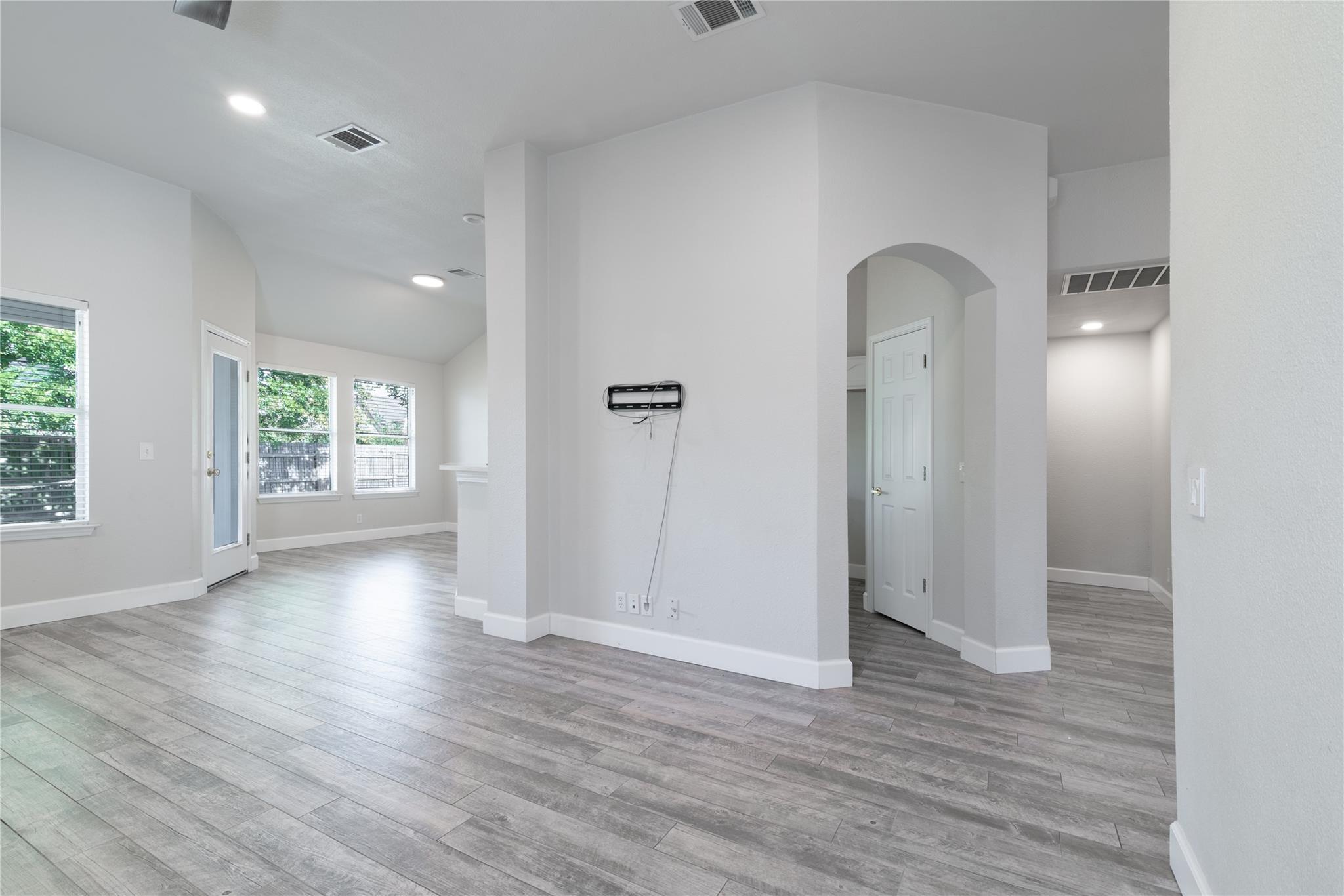 216 Brickyard Ln, Jarrell, TX 76537