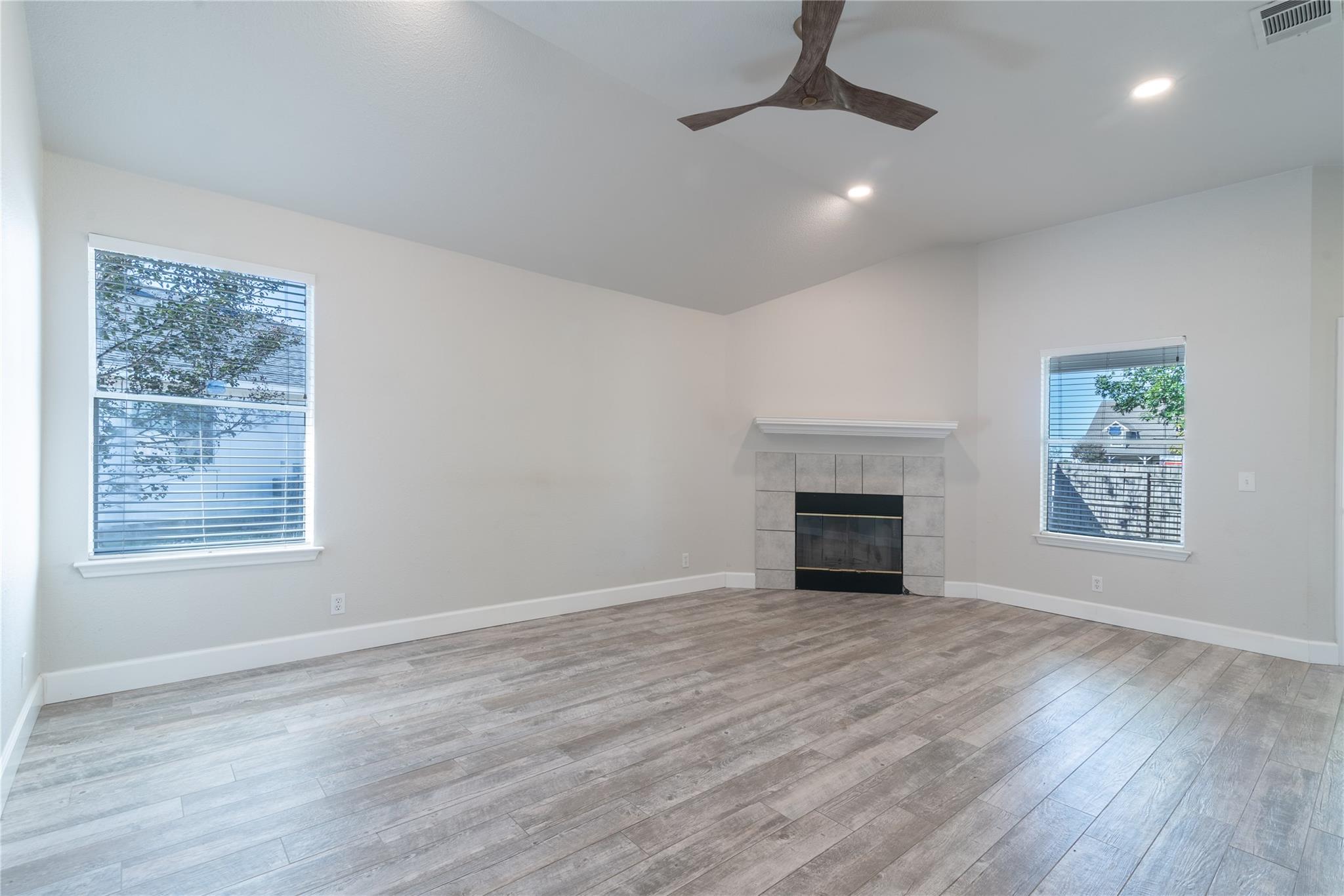 216 Brickyard Ln, Jarrell, TX 76537