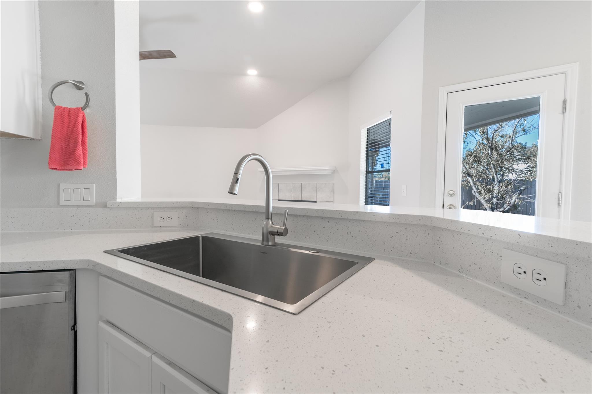 216 Brickyard Ln, Jarrell, TX 76537