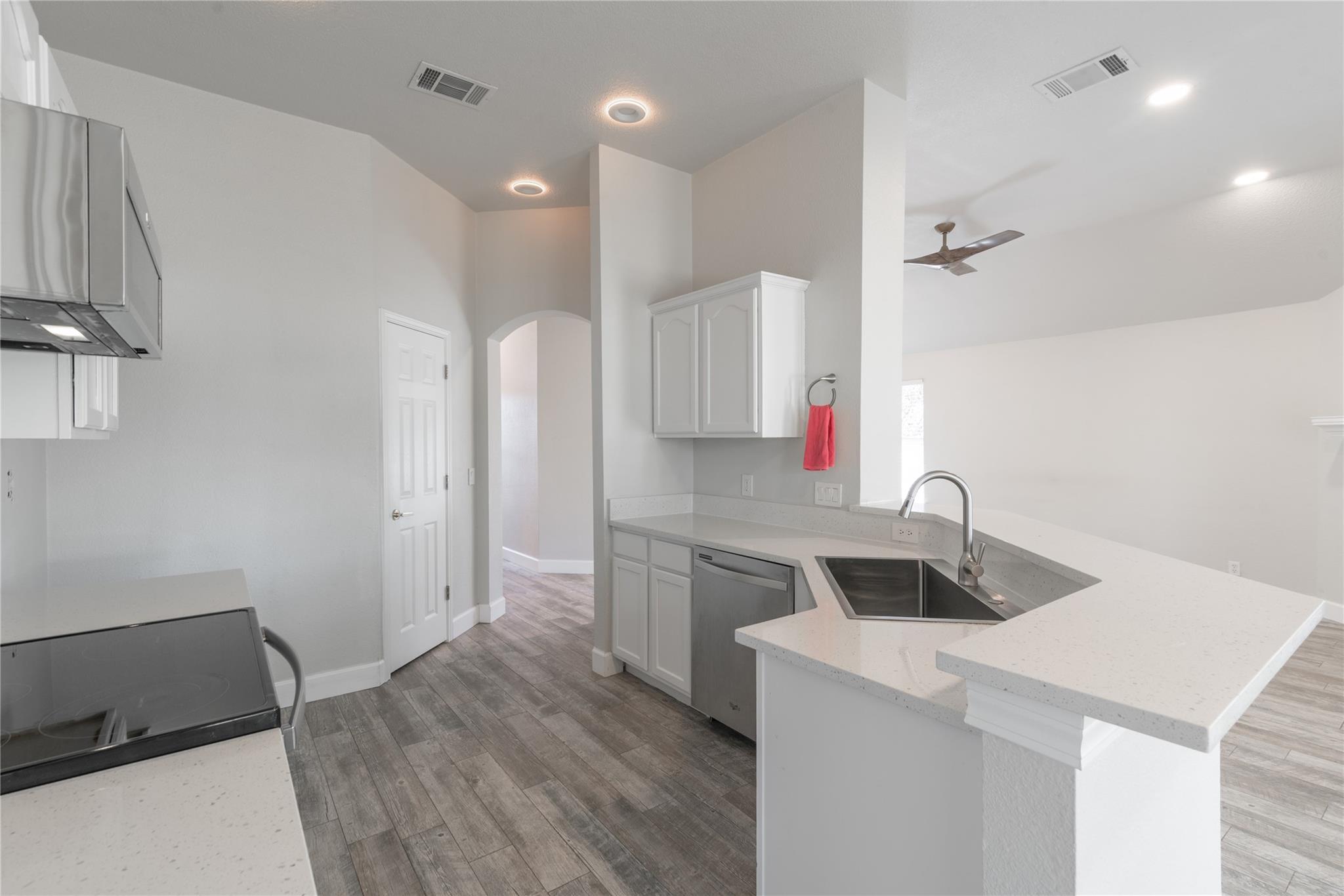 216 Brickyard Ln, Jarrell, TX 76537