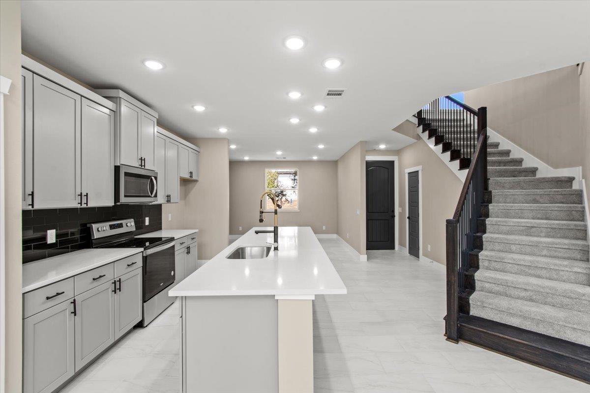 17503 Panorama Dr, Dripping Springs, TX 78620