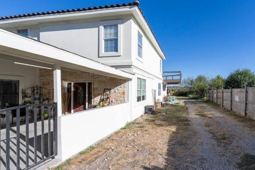 105 Sunrise Dr # B, Kyle, TX 78640