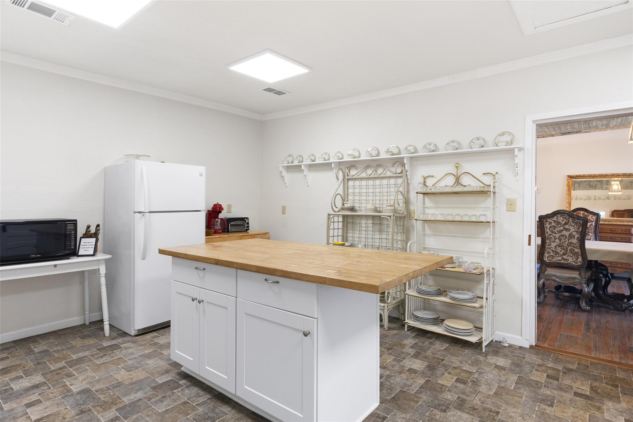 201 N Nugent Ave, Johnson City, TX 78636