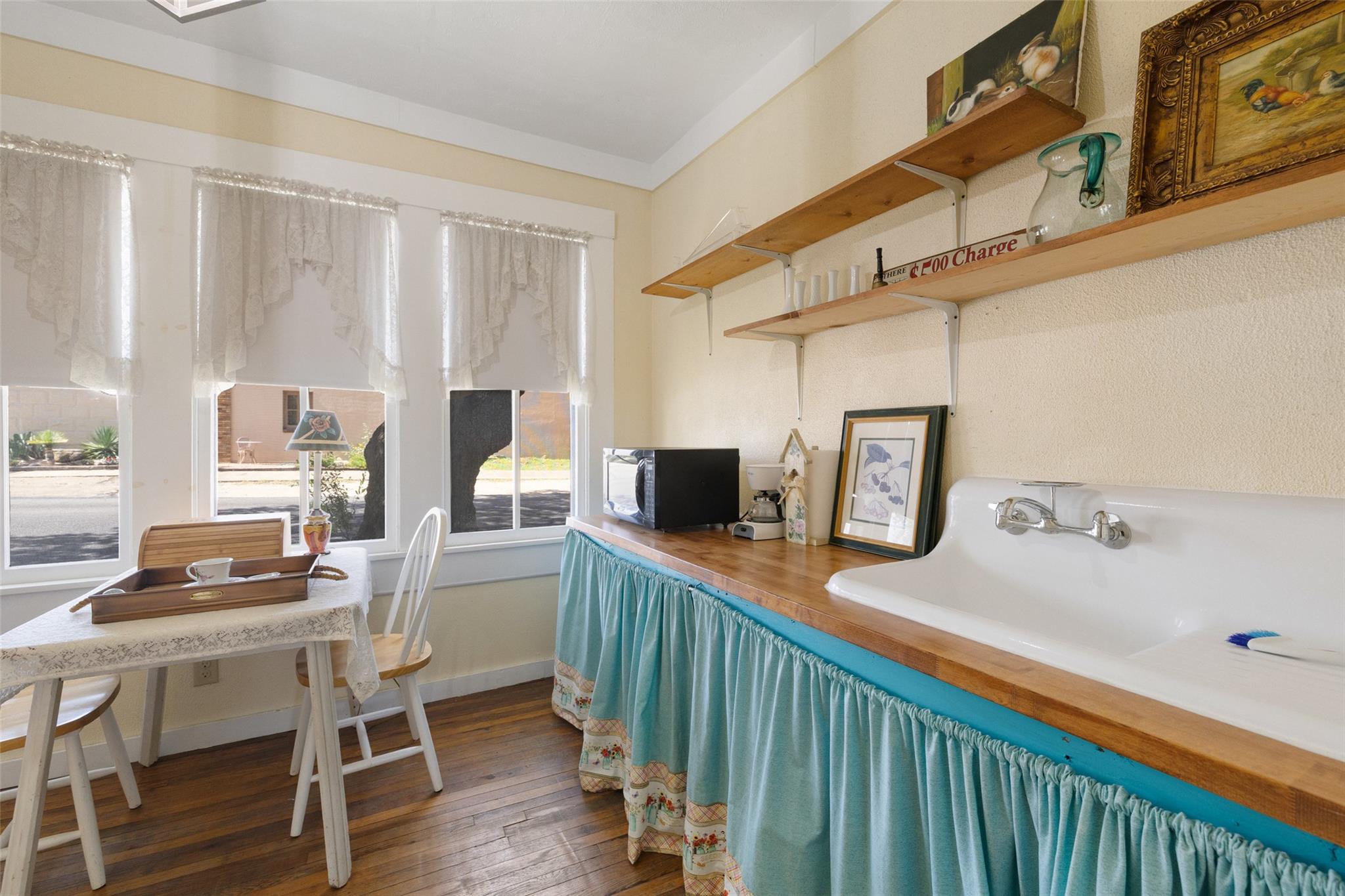 201 N Nugent Ave, Johnson City, TX 78636